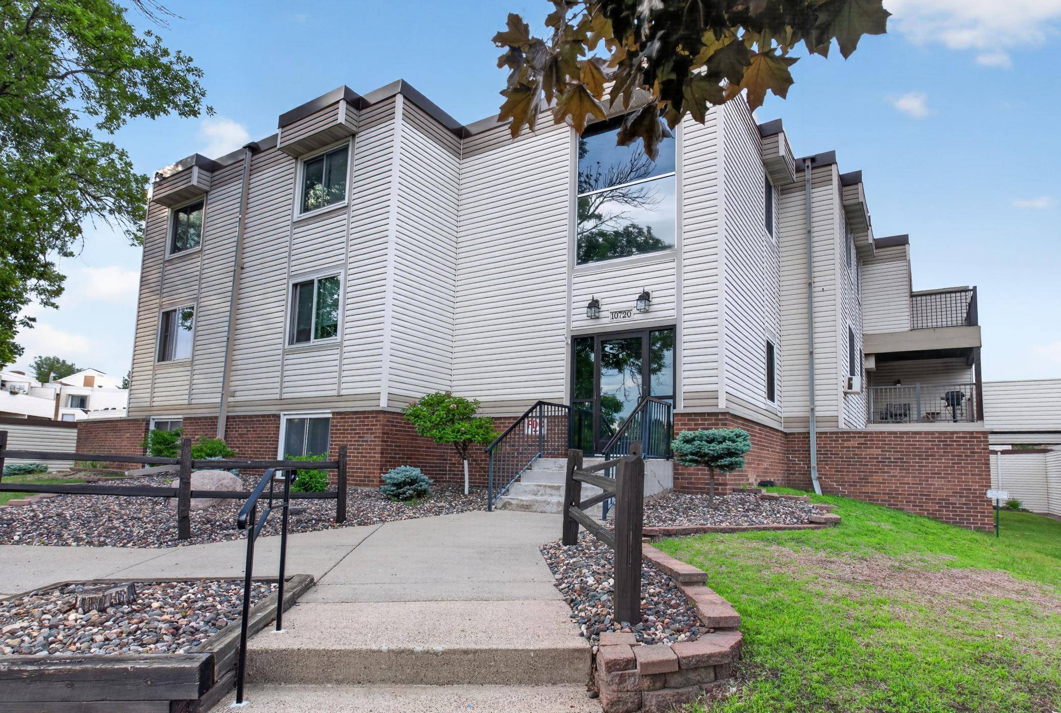10720 Rockford RD #205, Plymouth, MN 55442