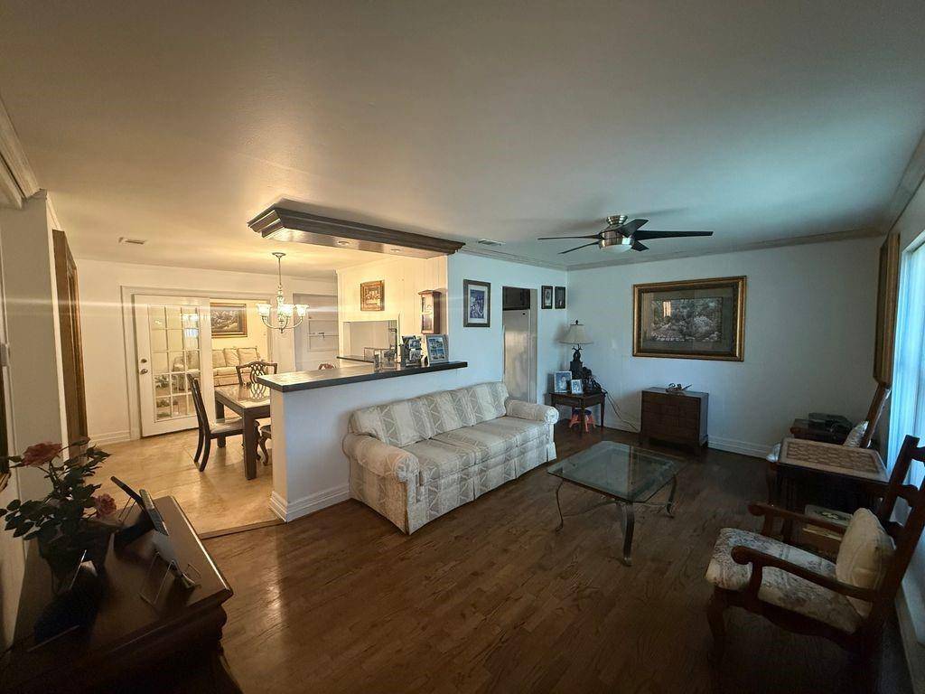 3526 W Rochelle Road, Irving, TX 75062