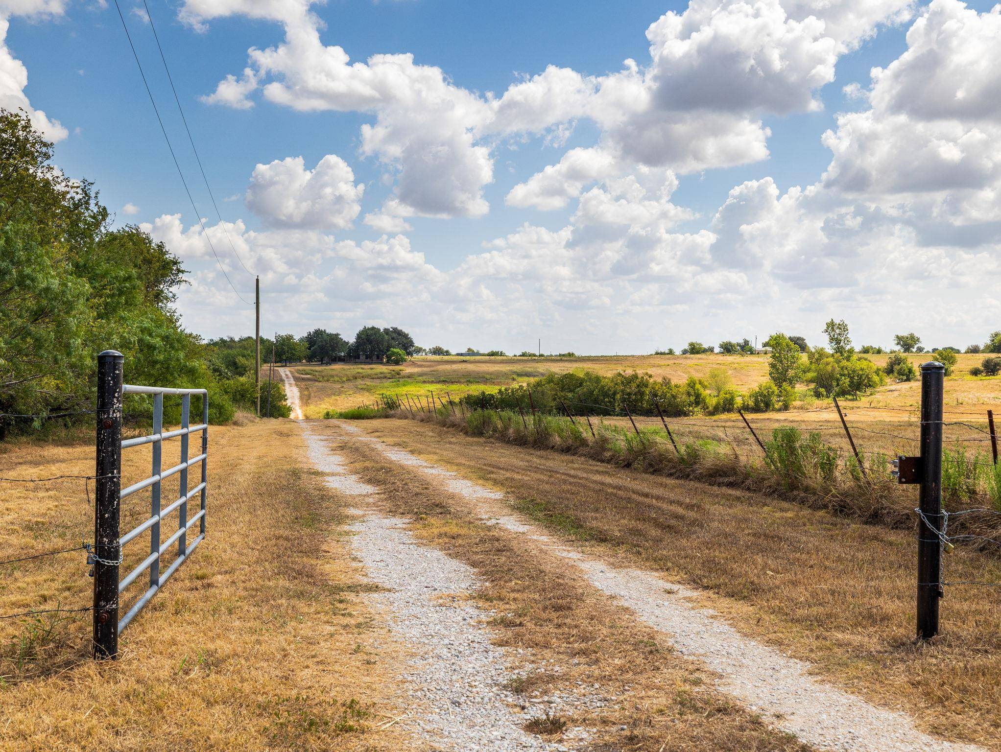 1501 County Road 421, Taylor, TX 76574