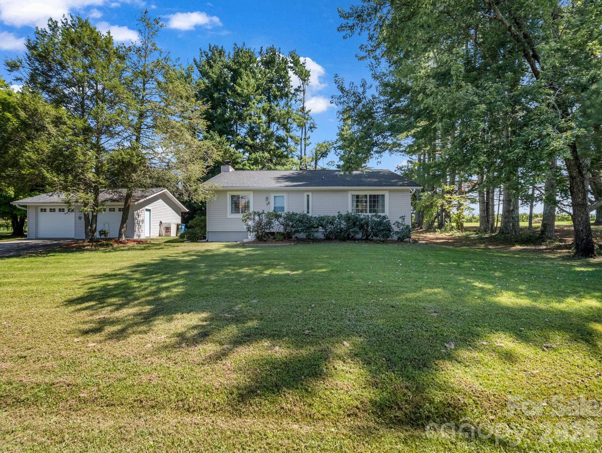 3 Apple Blossom LN, Hendersonville, NC 28792