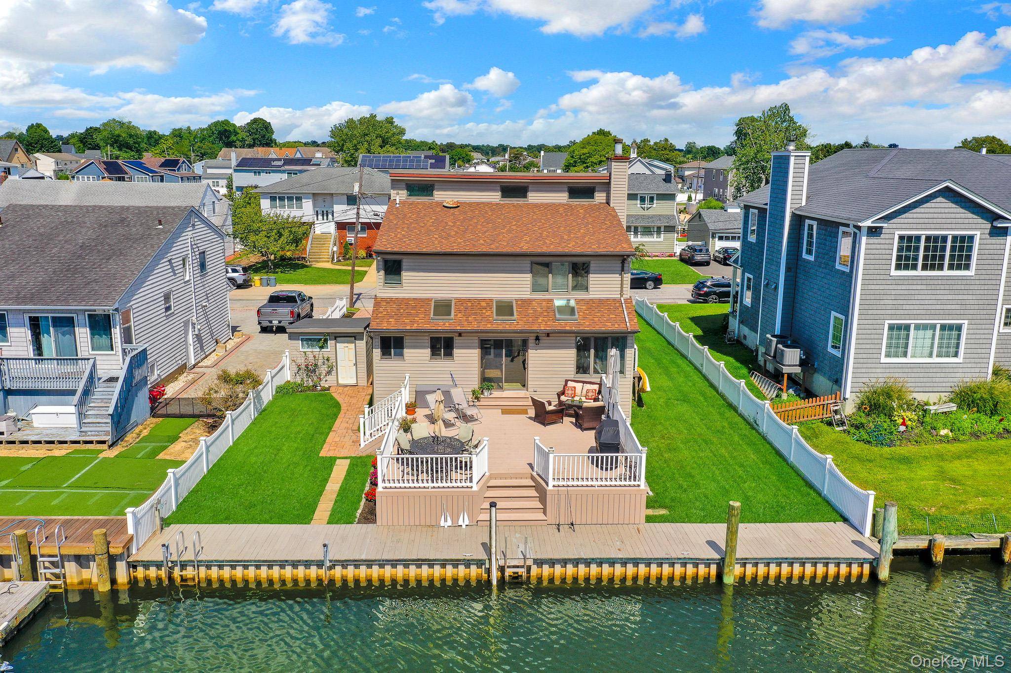 12 Jetmore PL, Massapequa, NY 11758