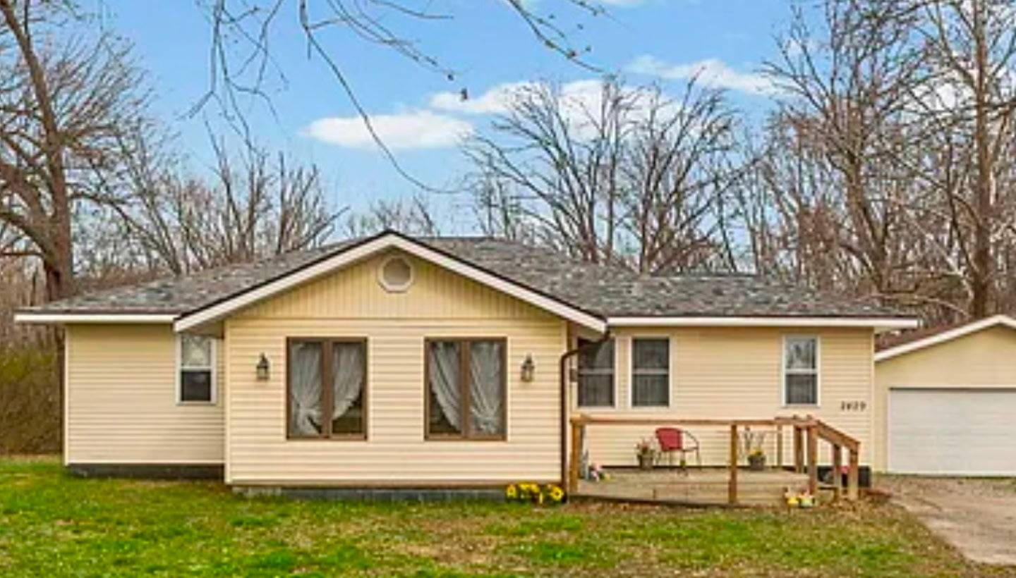 2429 Overbeck LN, Centralia, IL 62801