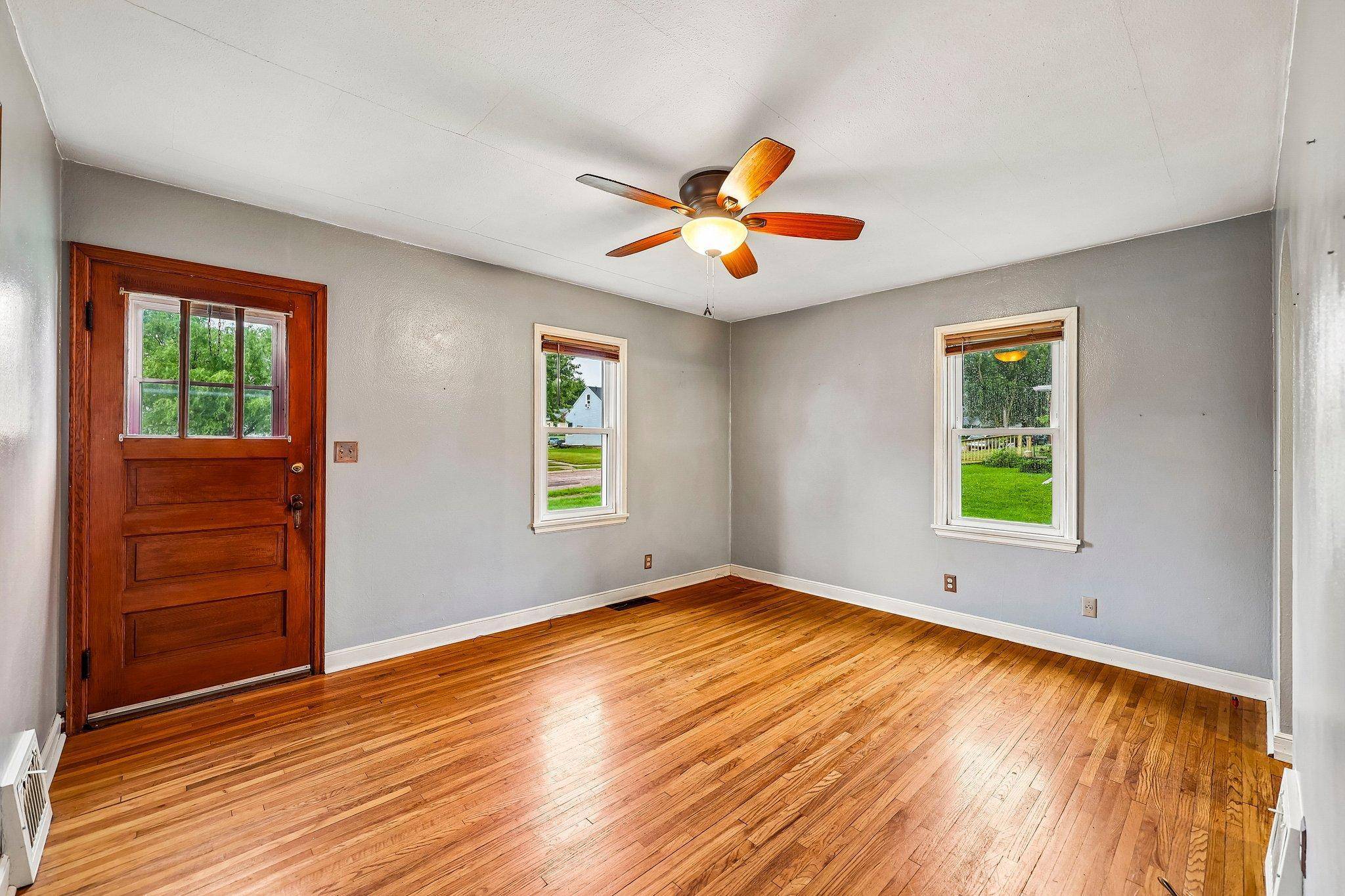 814 8th AVE SW, Faribault, MN 55021