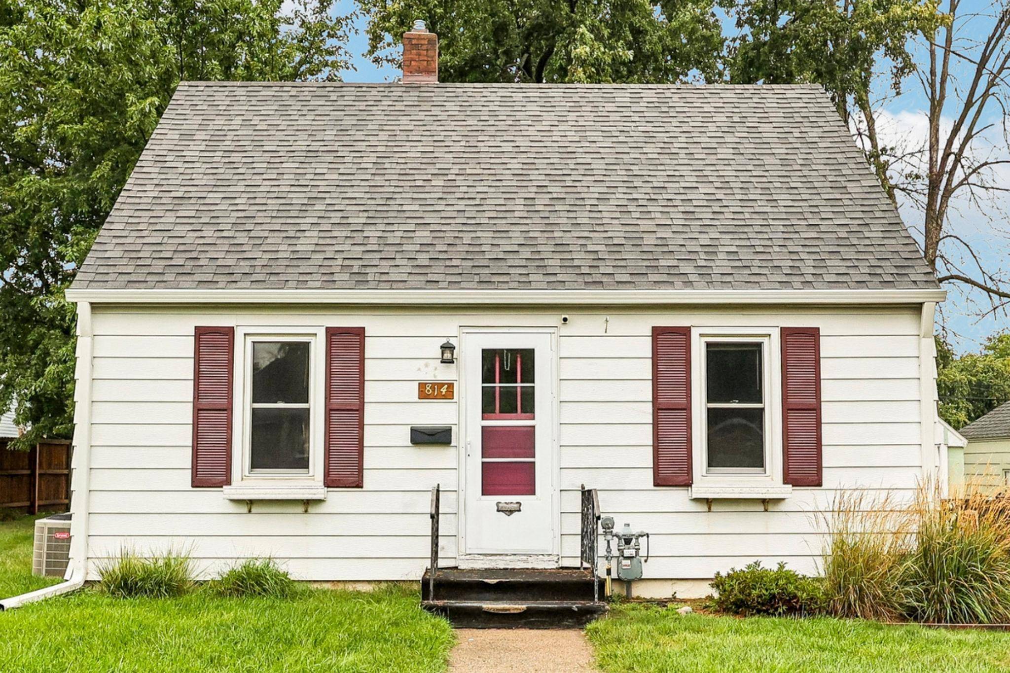 814 8th AVE SW, Faribault, MN 55021