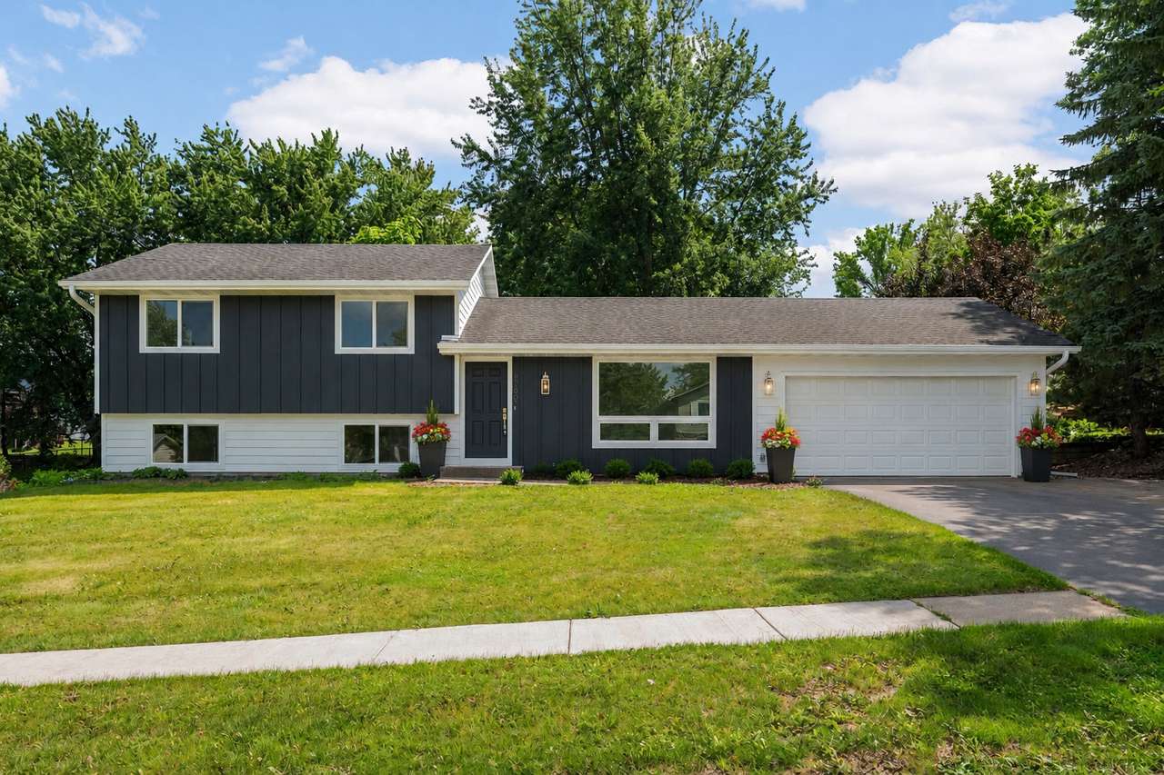 8090 159th ST W, Apple Valley, MN 55124