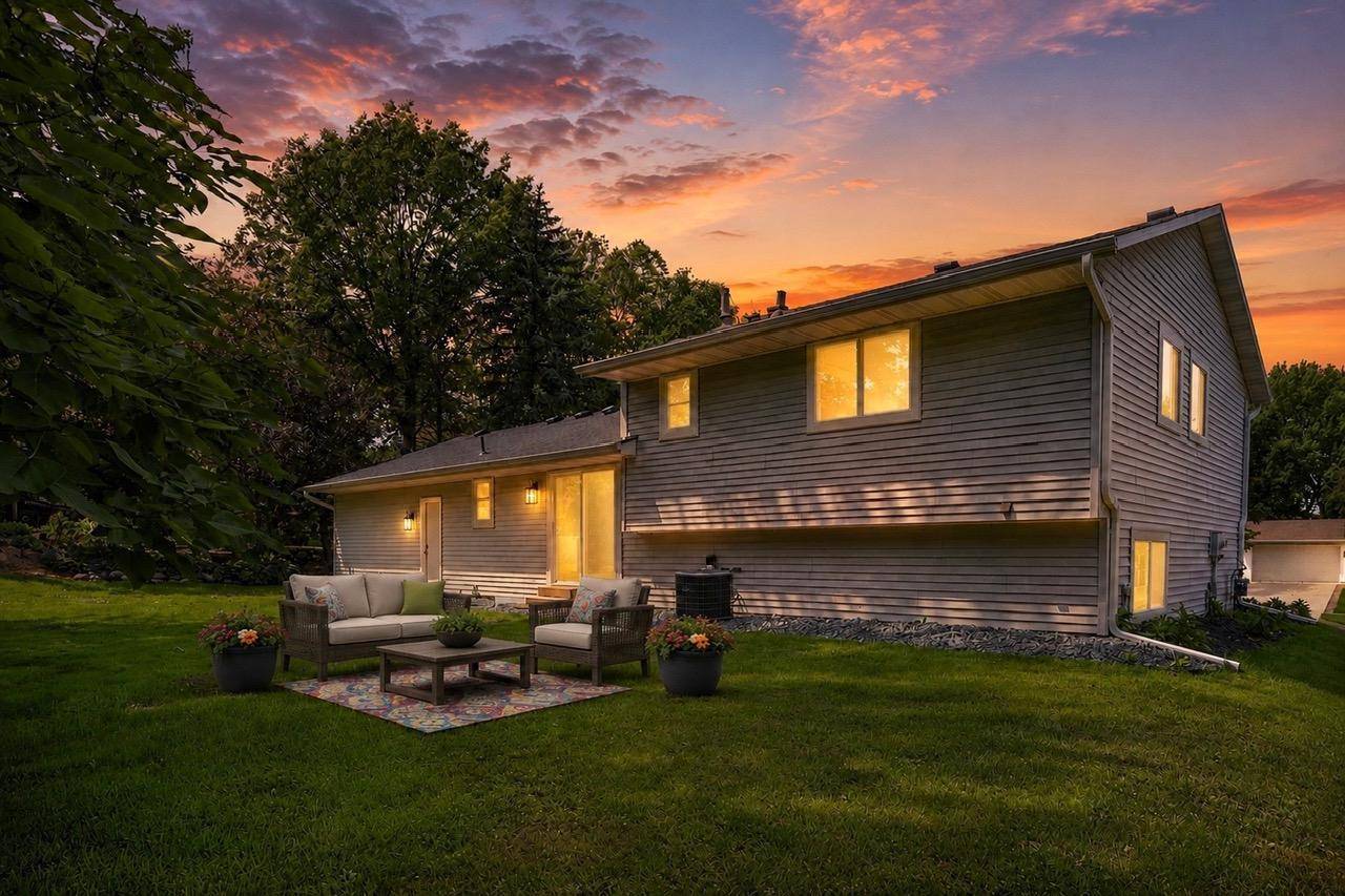 8090 159th ST W, Apple Valley, MN 55124