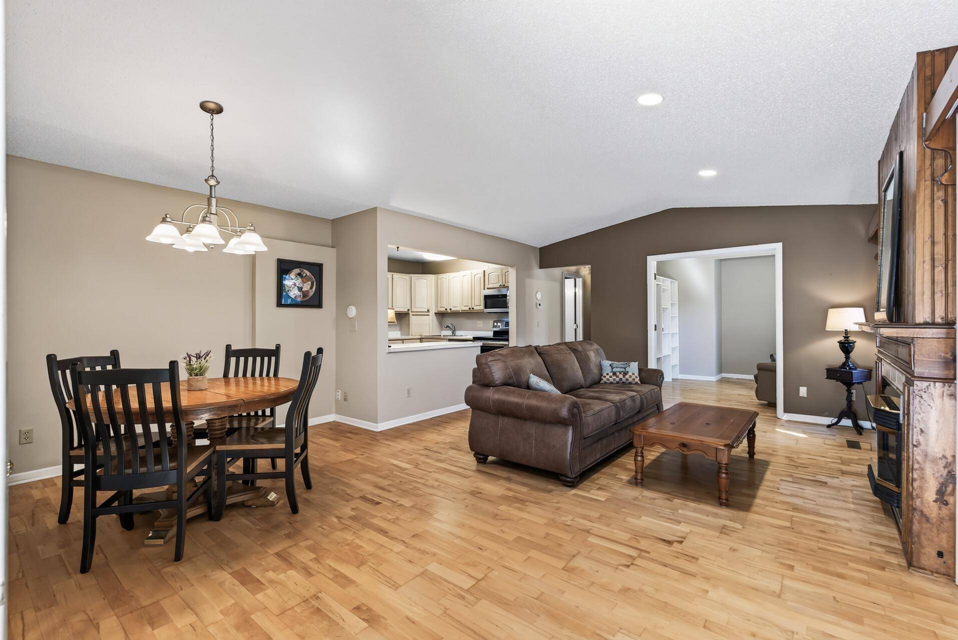 1190 Black Oaks LN N, Plymouth, MN 55447
