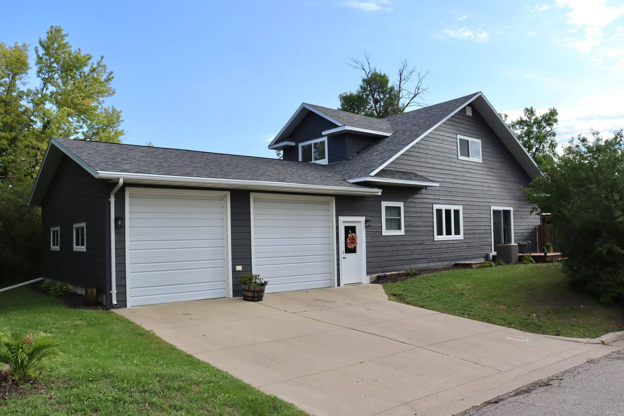 137 Center ST S, Lake Benton, MN 56149