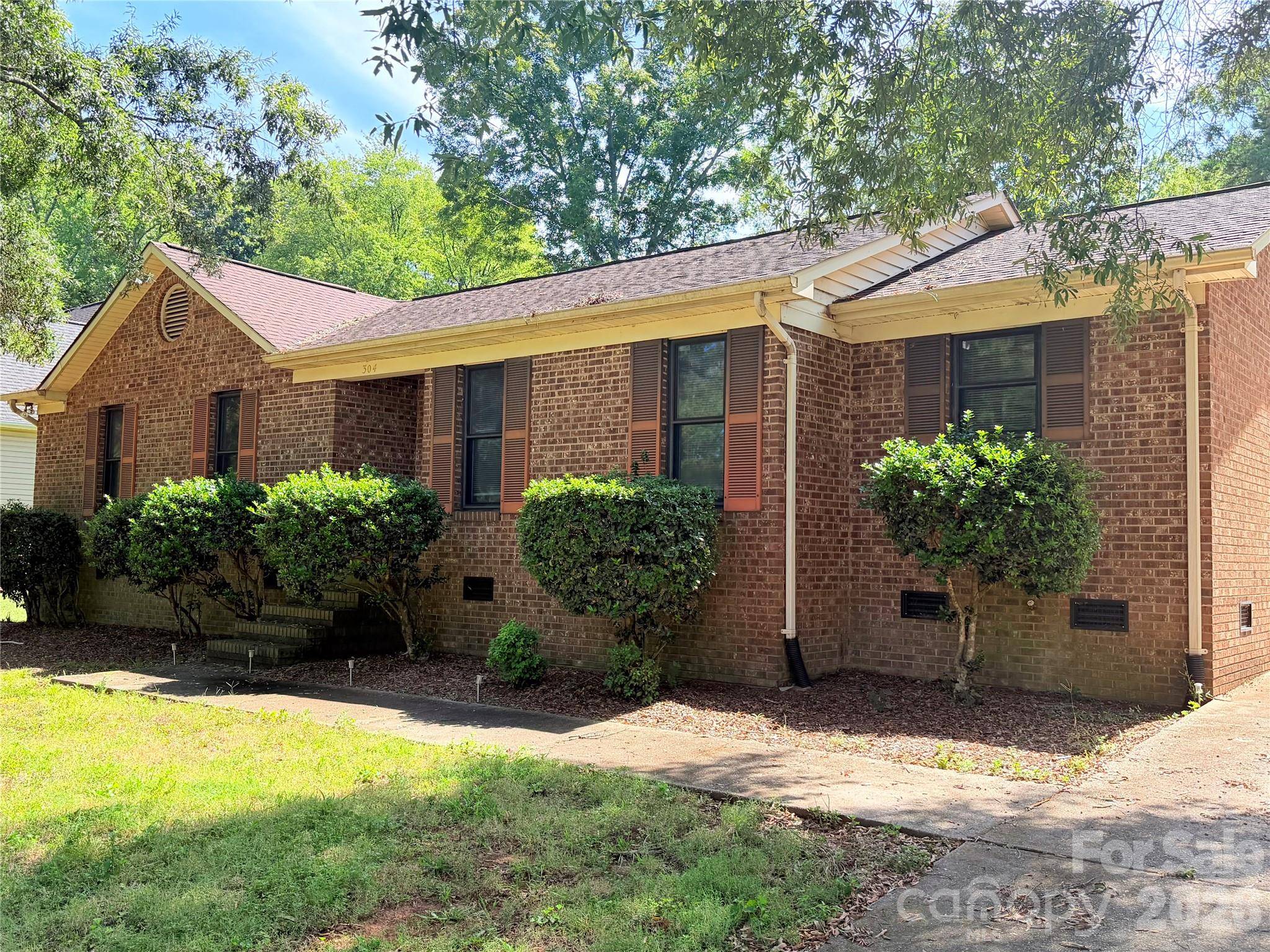 304 Plaza DR, Harrisburg, NC 28075
