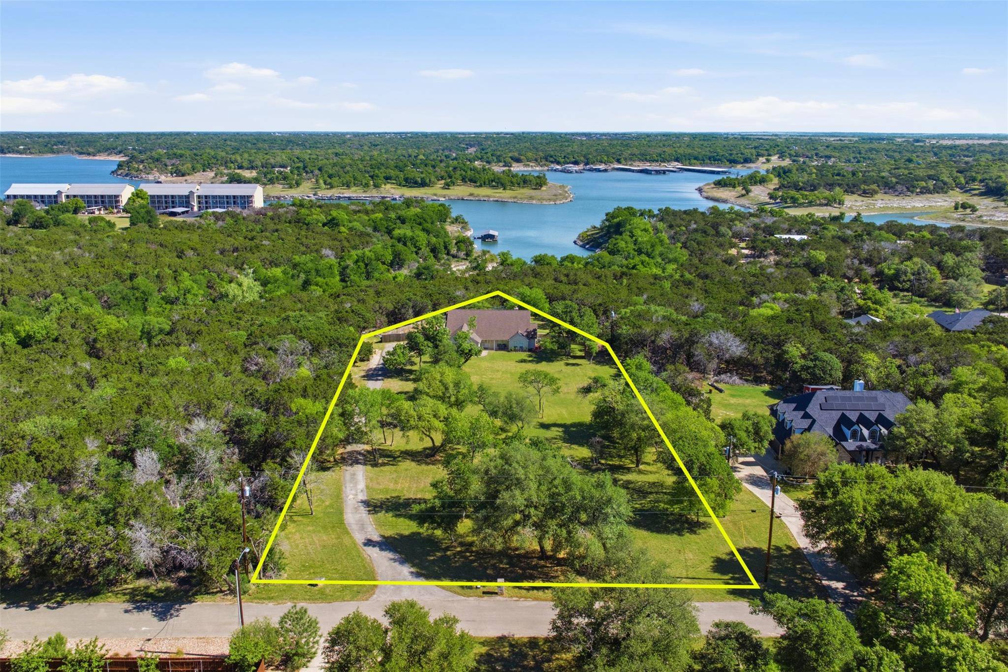 71 Wrangler DR, Morgans Point Resort, TX 76513