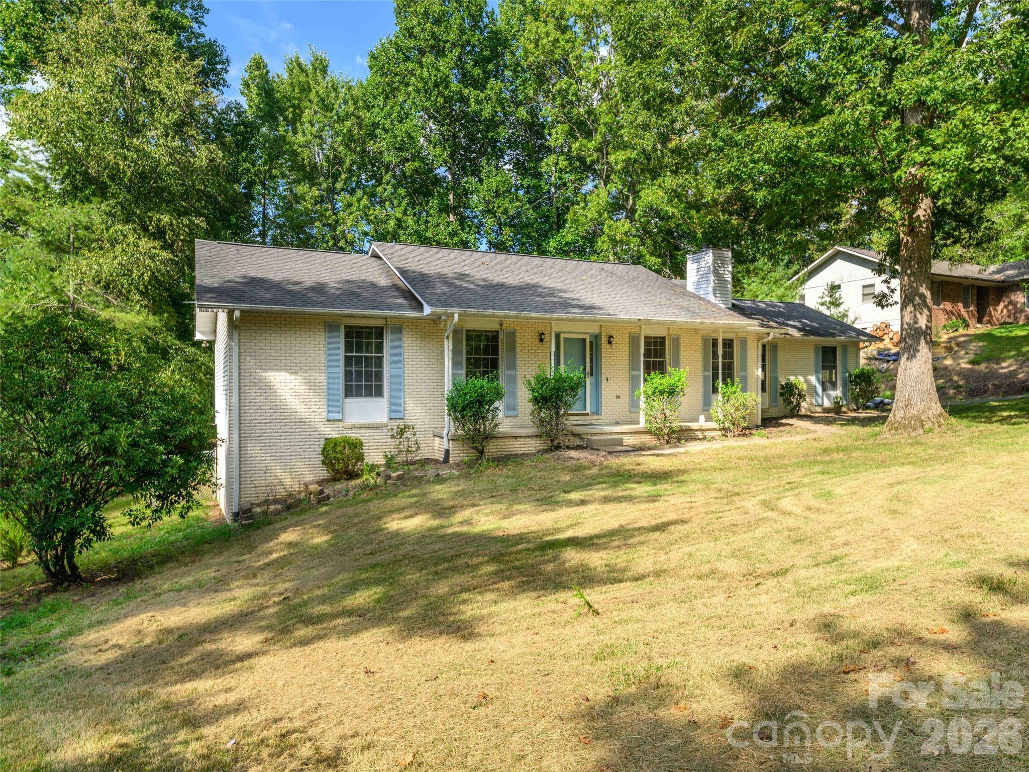 209 Trappers TRL, Hendersonville, NC 28739