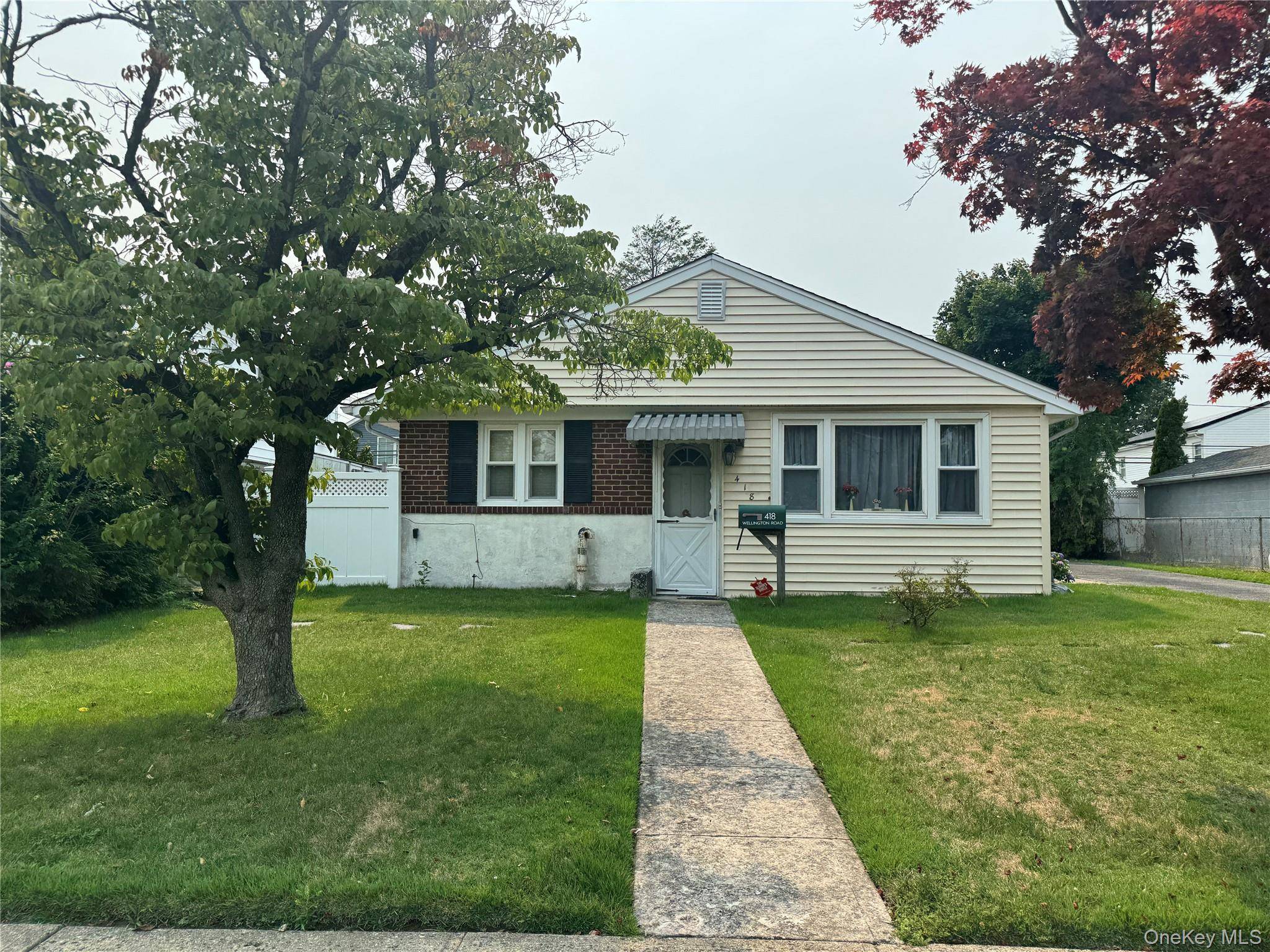 418 Wellington RD, East Meadow, NY 11554