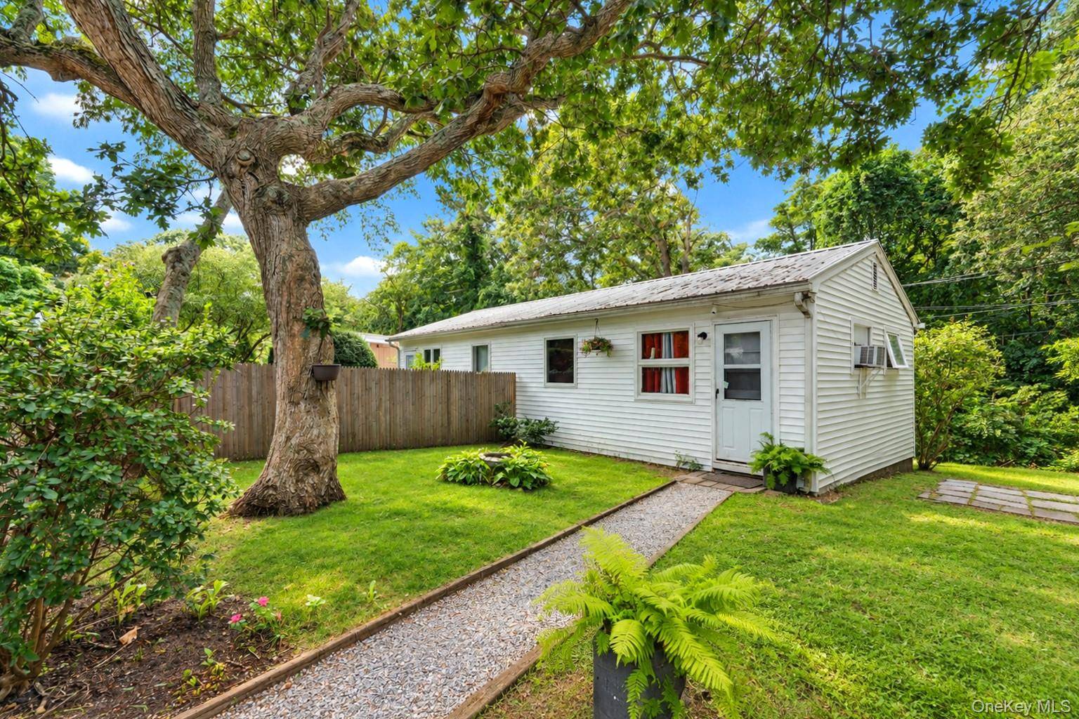 92 North RD, Hampton Bays, NY 11946