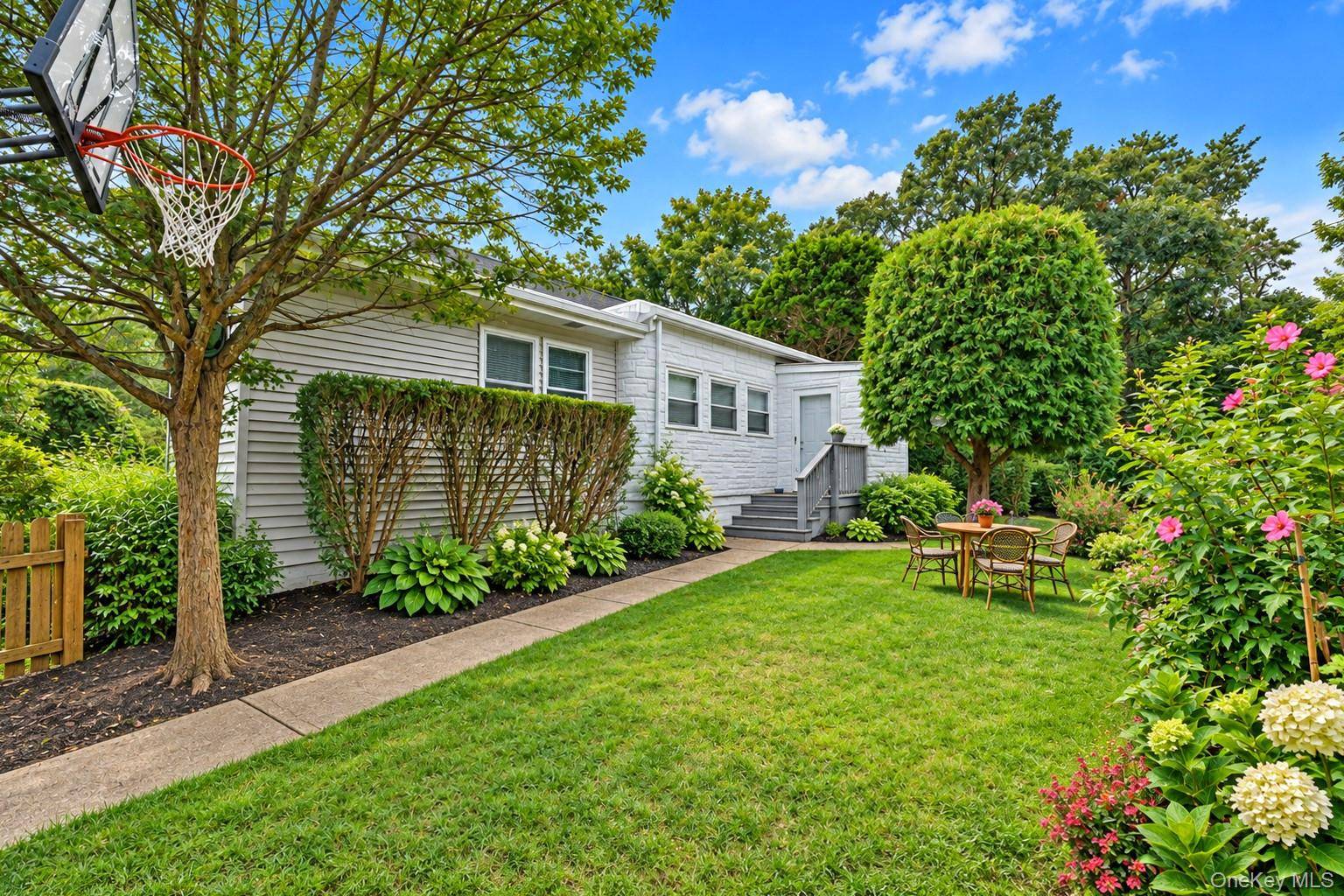 92 North RD, Hampton Bays, NY 11946