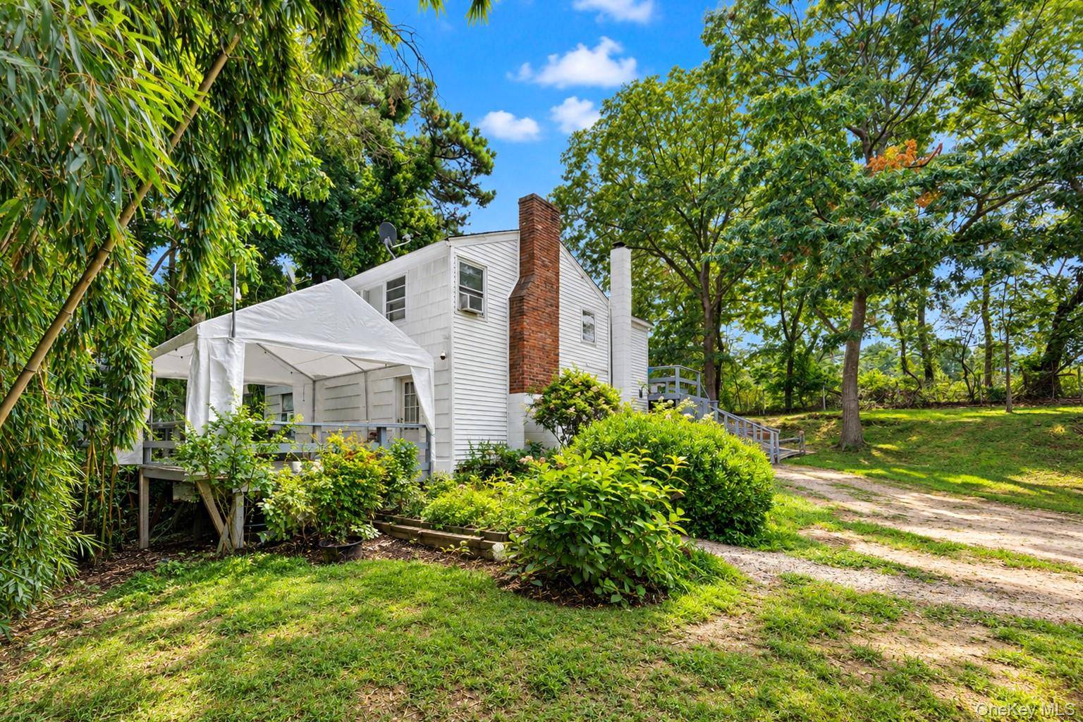 92 North RD, Hampton Bays, NY 11946