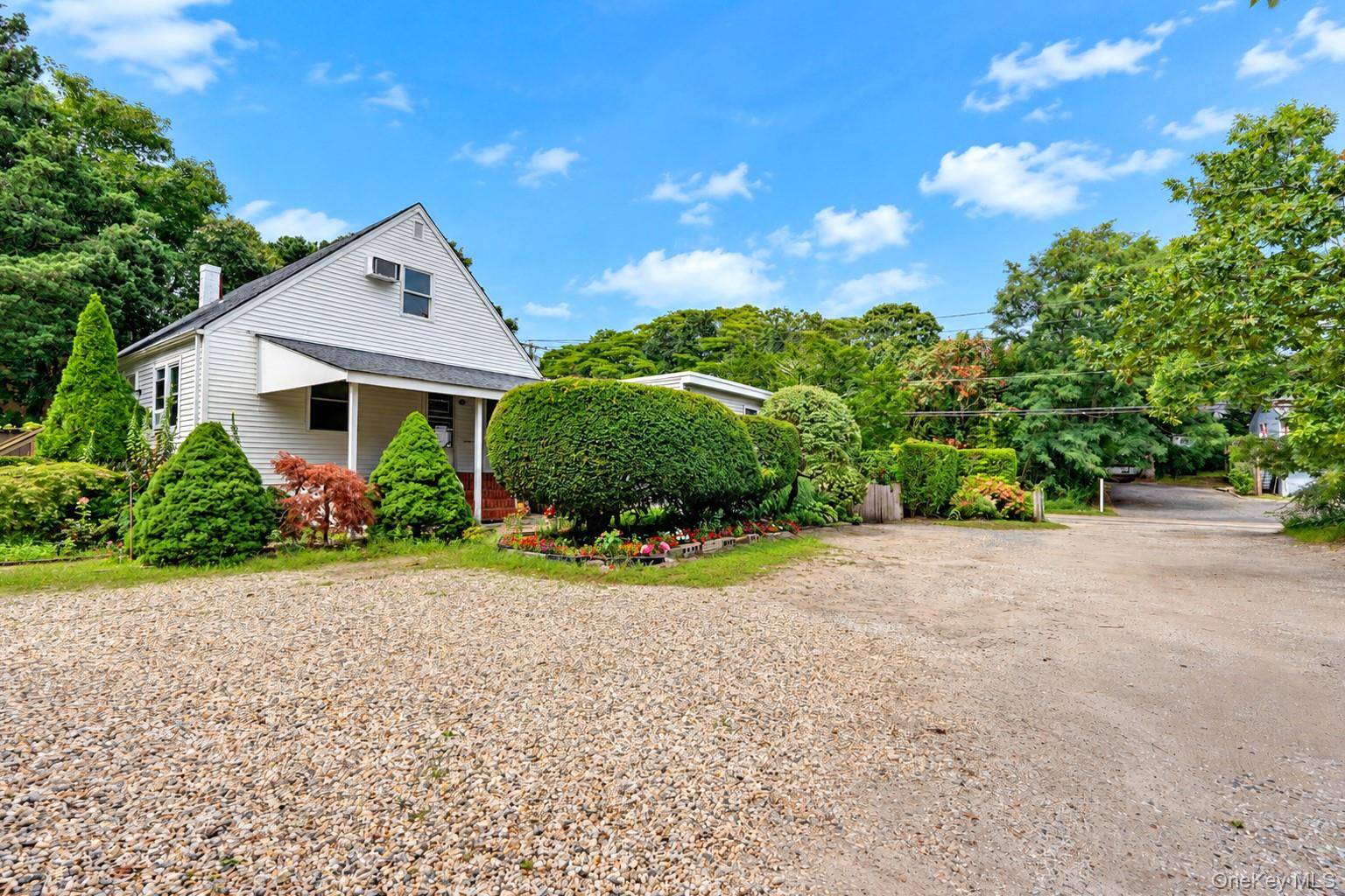 92 North RD, Hampton Bays, NY 11946