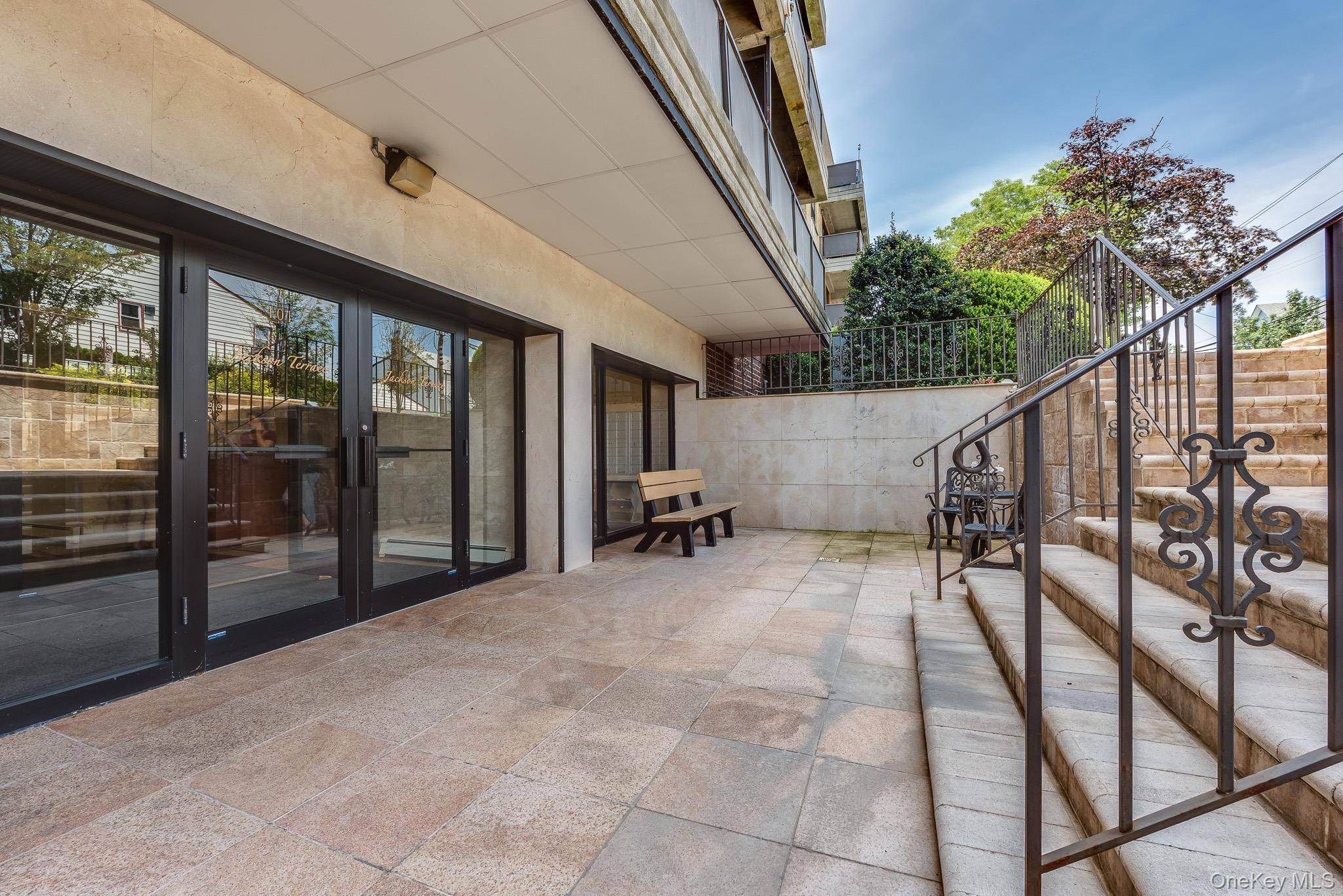101 Jackson AVE #2J, Mineola, NY 11501
