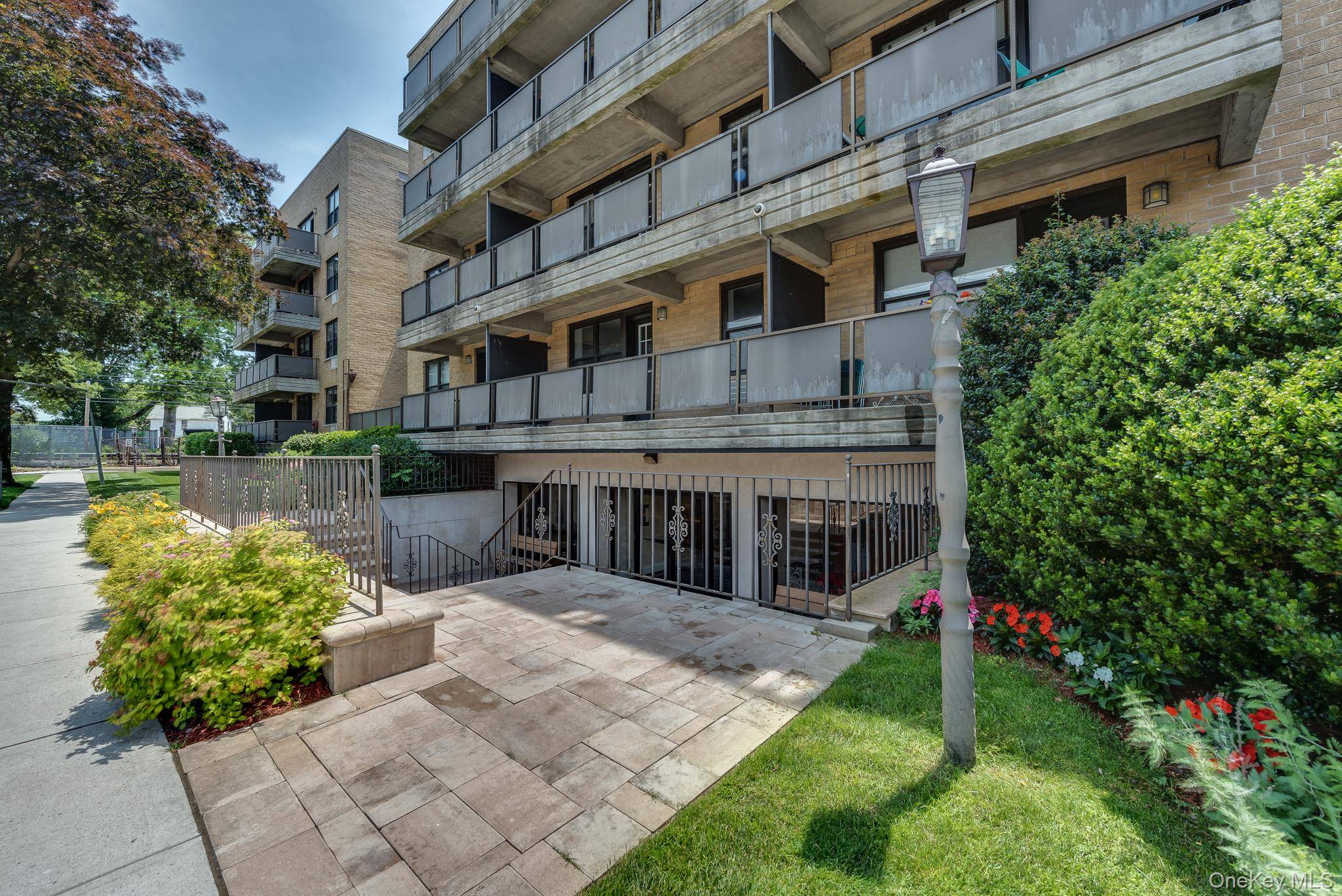 101 Jackson AVE #2J, Mineola, NY 11501