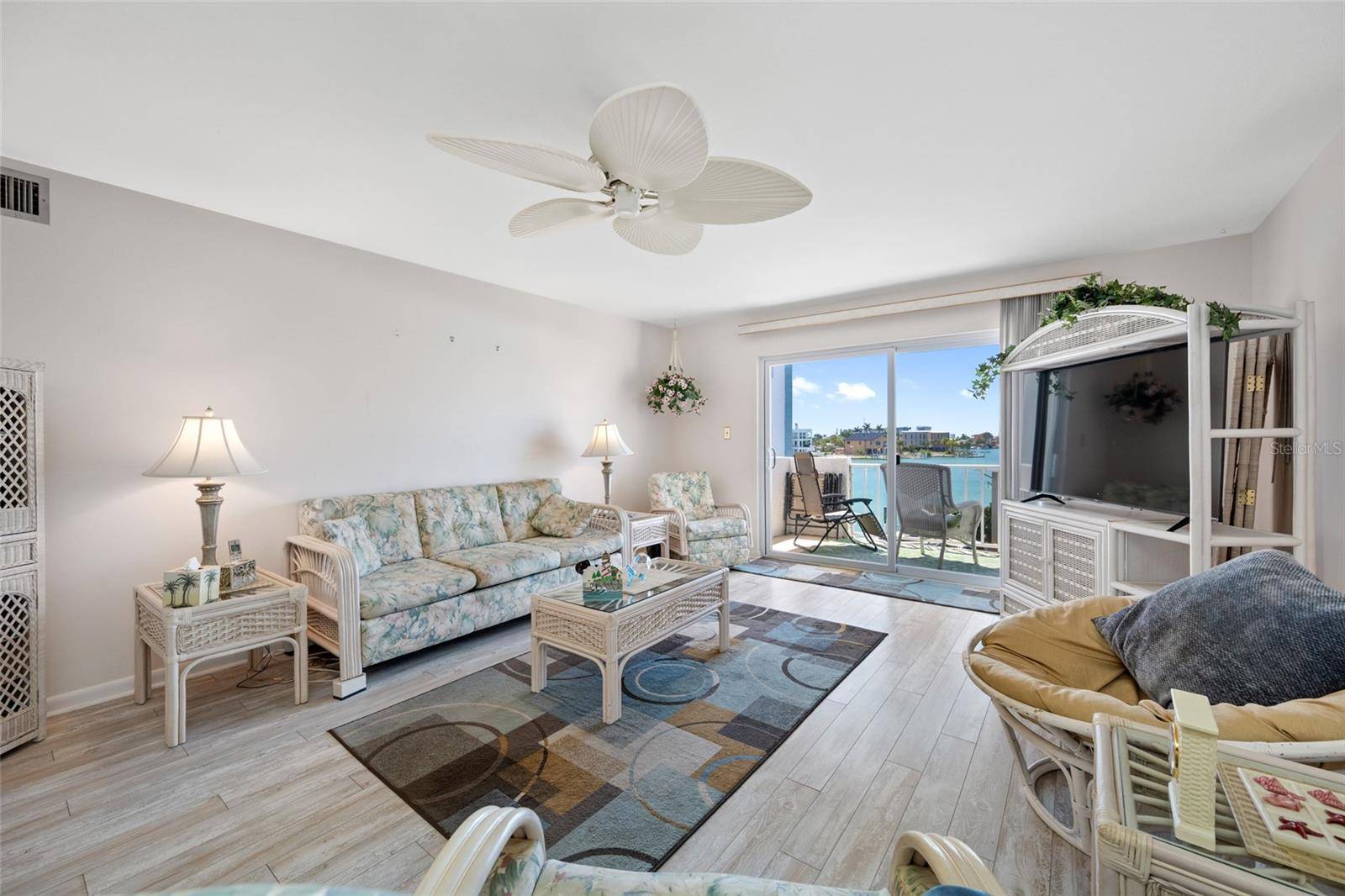 285 107 AVE #306, Treasure Island, FL 33706