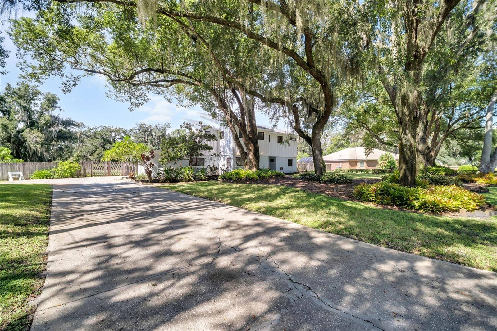810 WARREN RD, Lutz, FL 33548