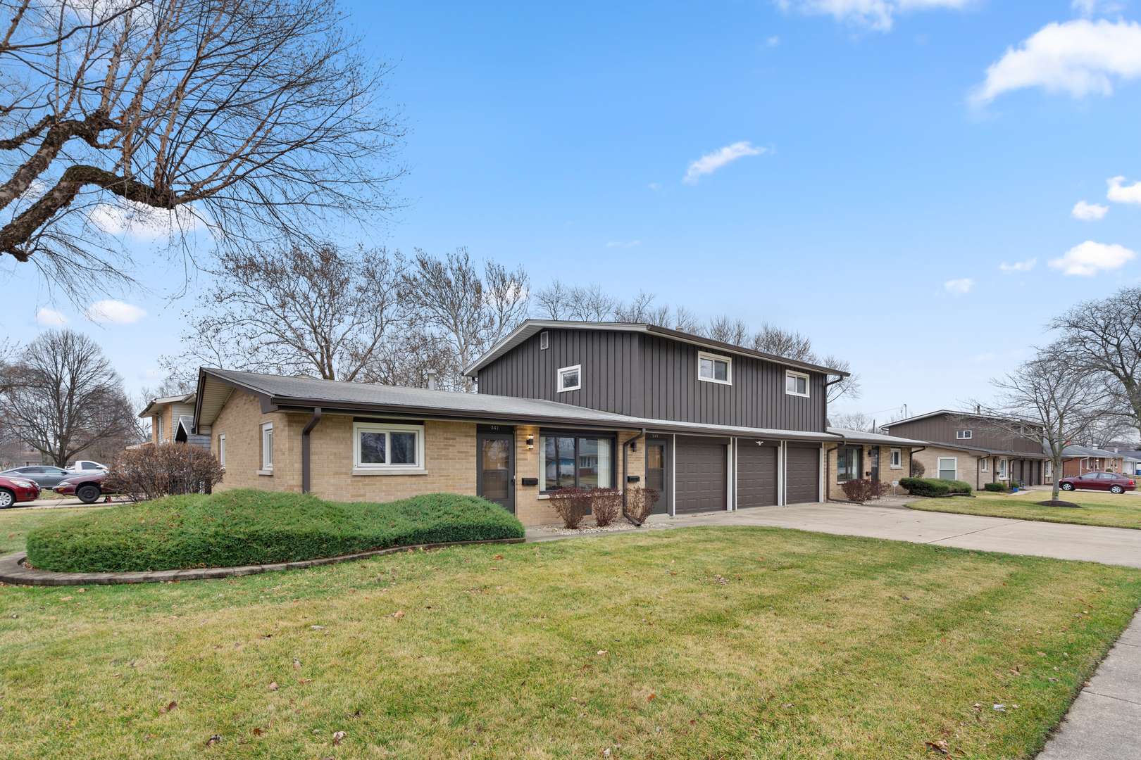 541 N Edgelawn DR #541, Aurora, IL 60506