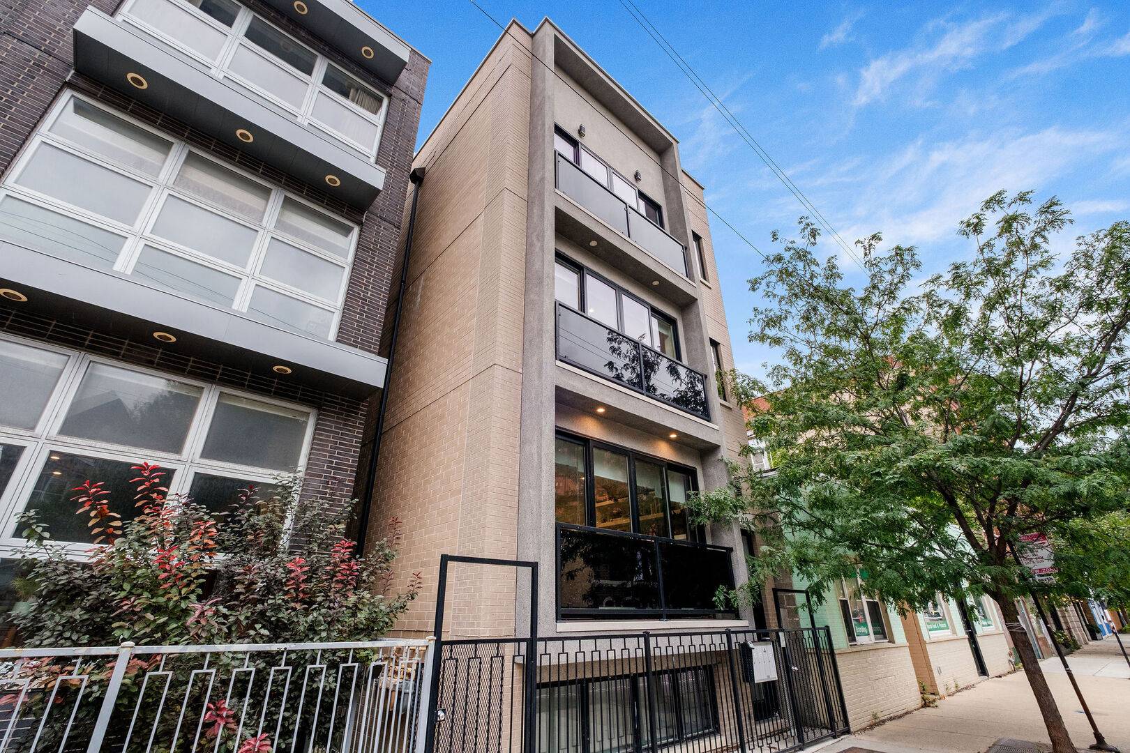 2209 W Belmont AVE #2, Chicago, IL 60618