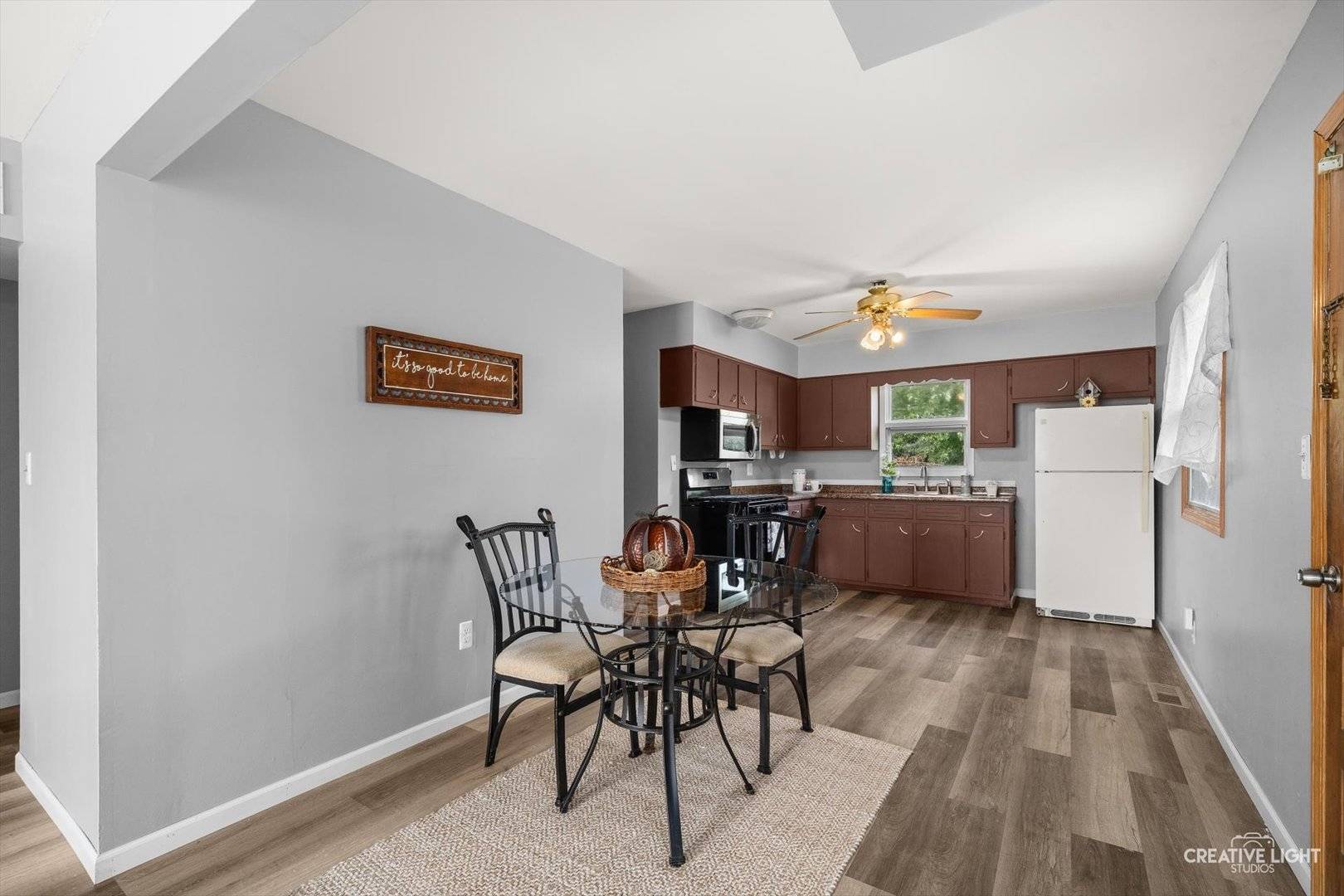 323 Kingswood DR, North Aurora, IL 60542