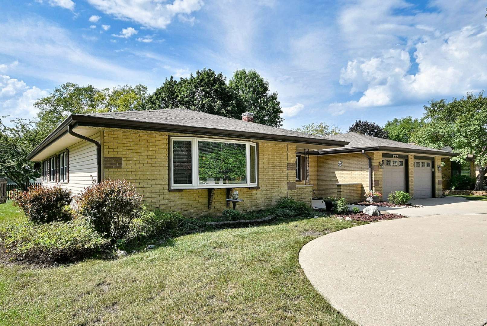 132 S Staffire Drives, Schaumburg, IL 60193