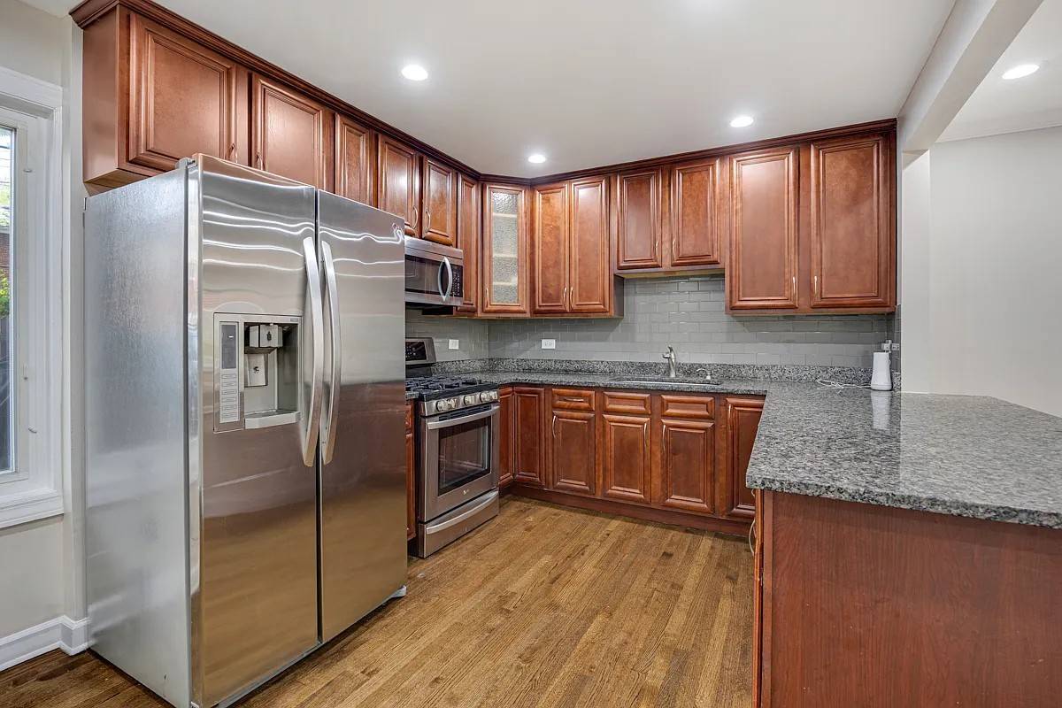 1715 W Thome AVE, Chicago, IL 60660