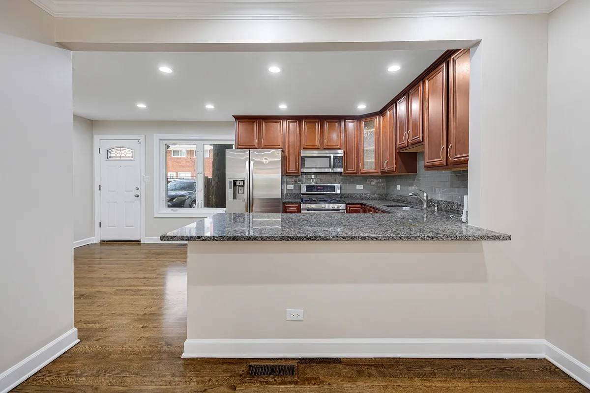 1715 W Thome AVE, Chicago, IL 60660