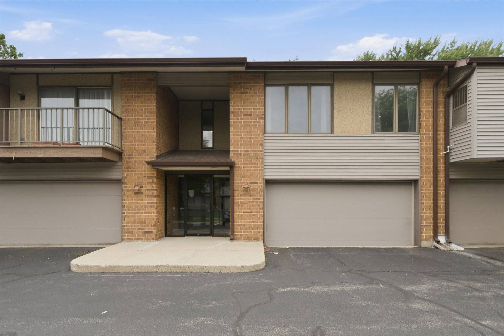 801 Oakton ST #204, Elk Grove Village, IL 60007