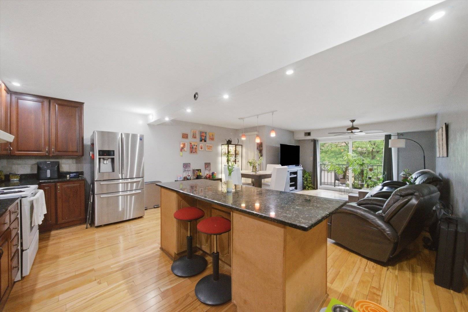 801 Oakton ST #204, Elk Grove Village, IL 60007