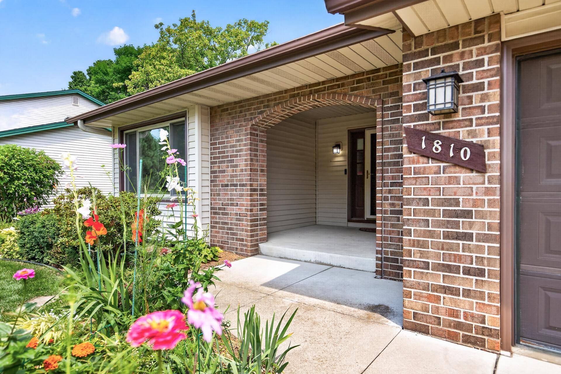 1810 Howell ST N, Falcon Heights, MN 55113