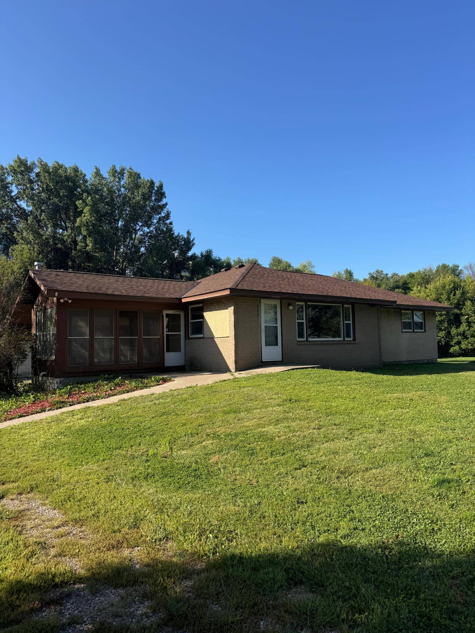 435 W Ottawa ST, Le Center, MN 56057