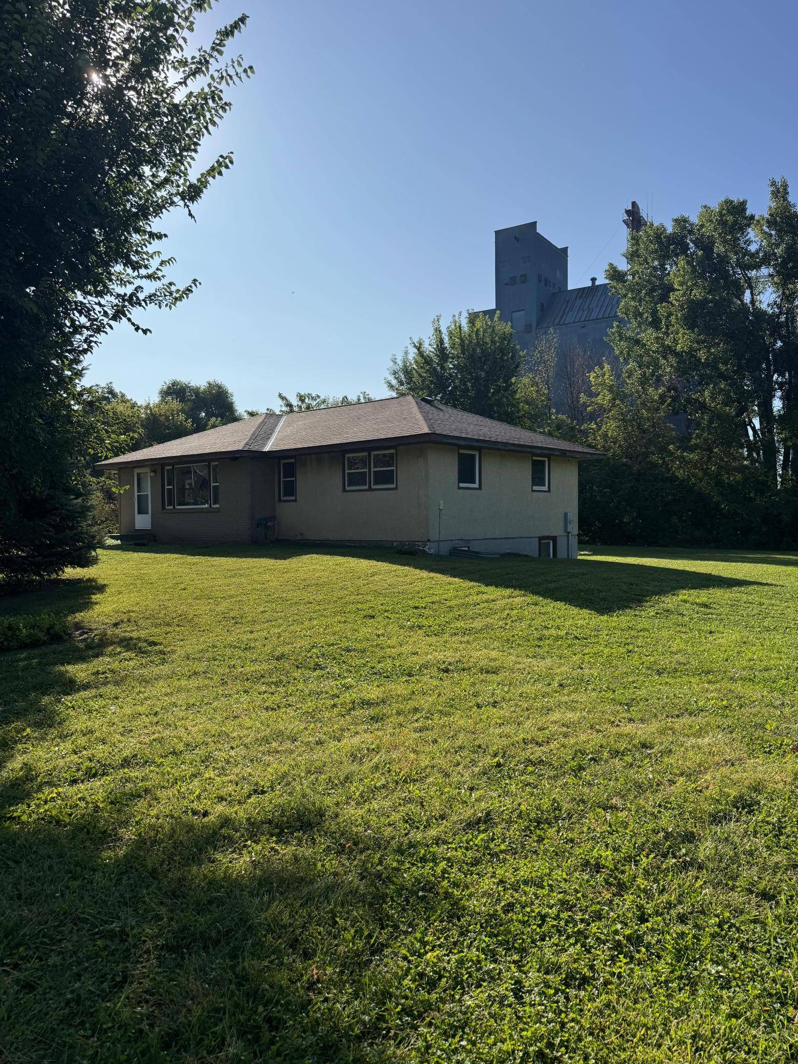 435 W Ottawa ST, Le Center, MN 56057