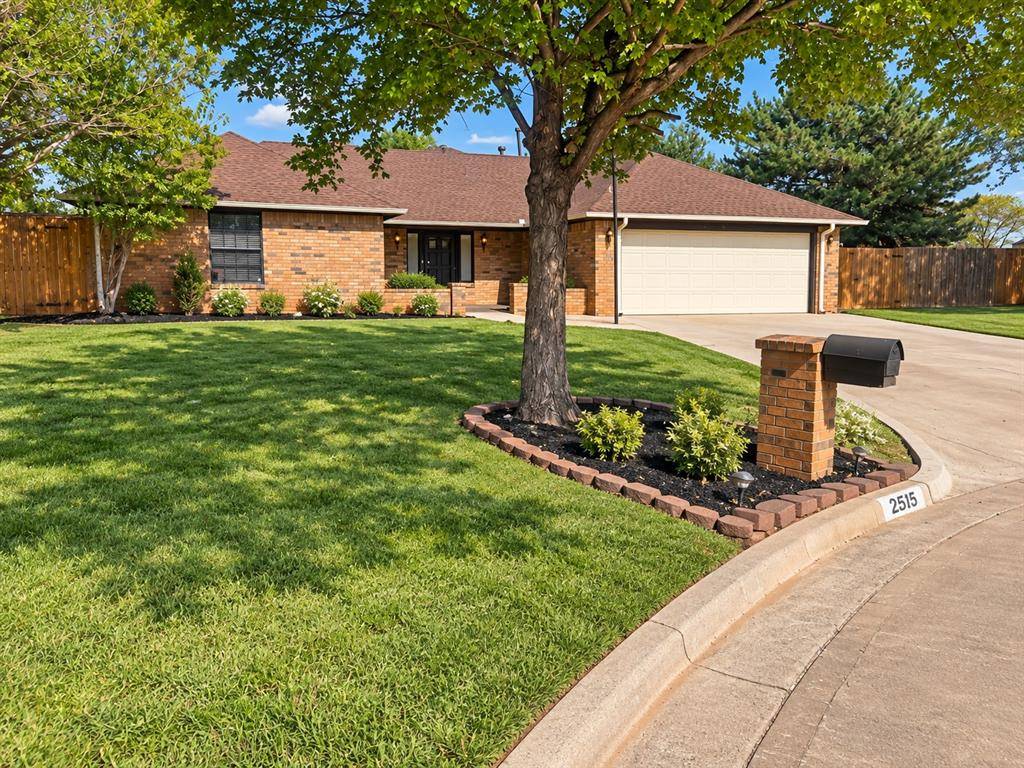 2515 Thomas CIR, Clinton, OK 73601