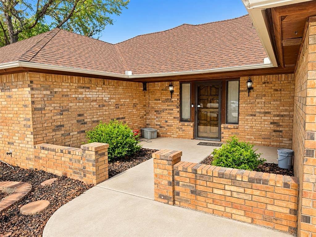 2515 Thomas CIR, Clinton, OK 73601