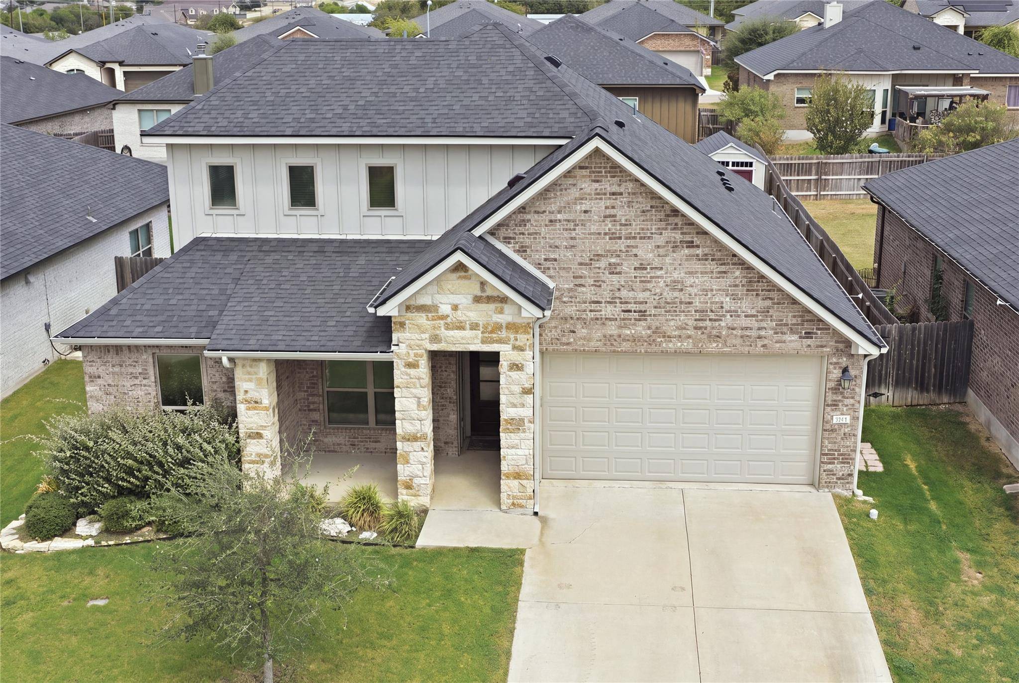 521 Seabiscuit DR, Jarrell, TX 76537
