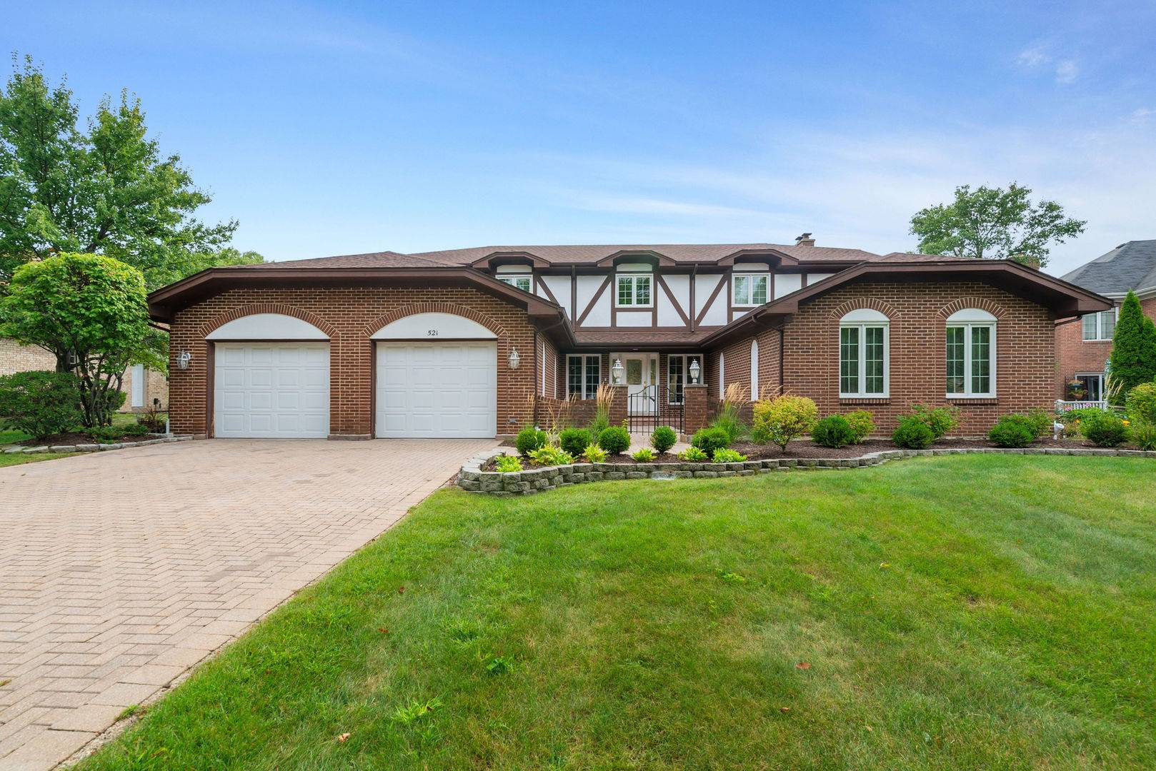 521 Forest Mews DR, Oak Brook, IL 60523