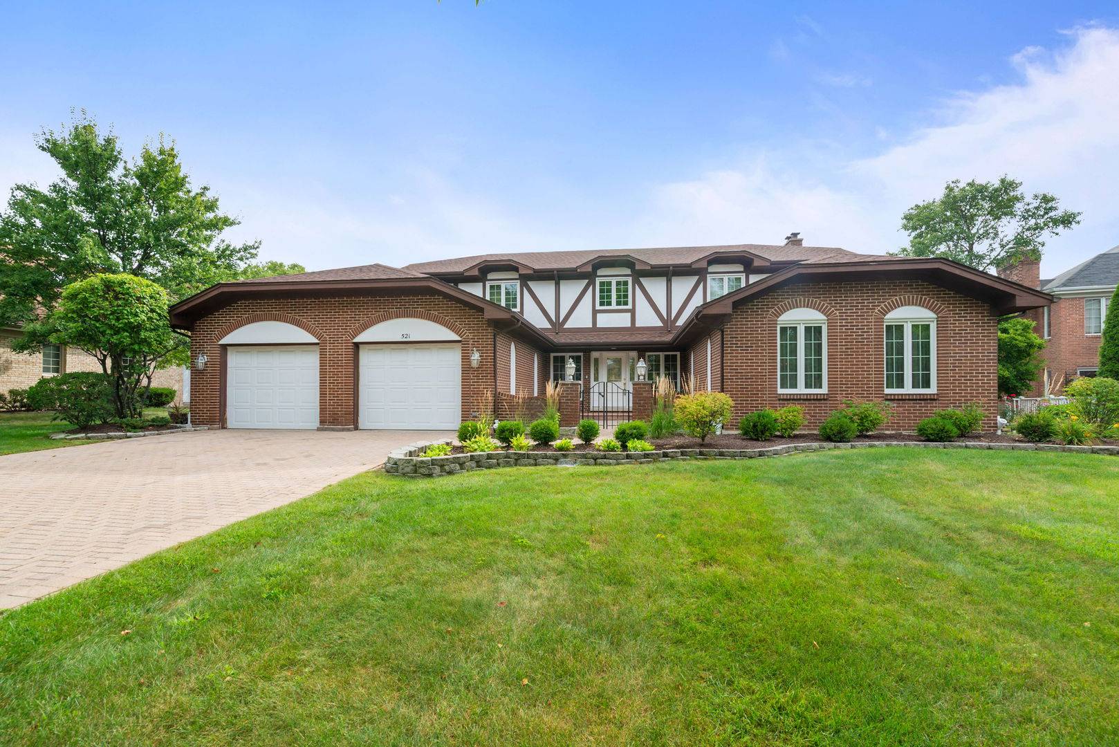 521 Forest Mews DR, Oak Brook, IL 60523
