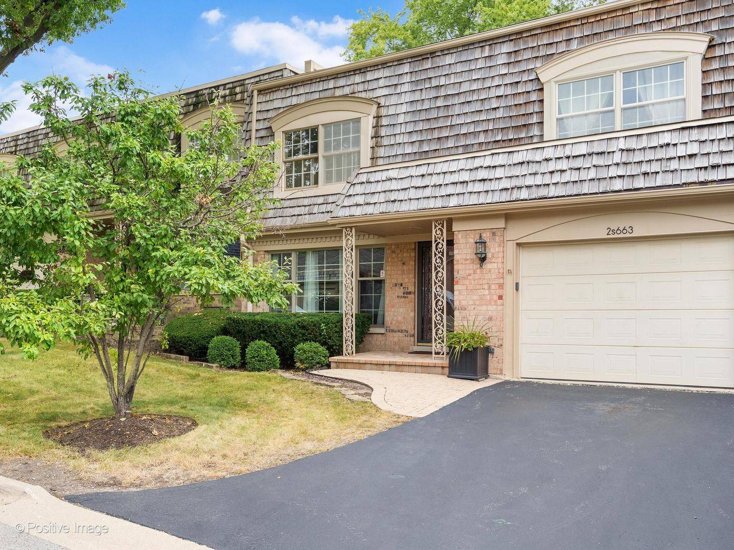 2S663 Avenue Normandy East, Oak Brook, IL 60523