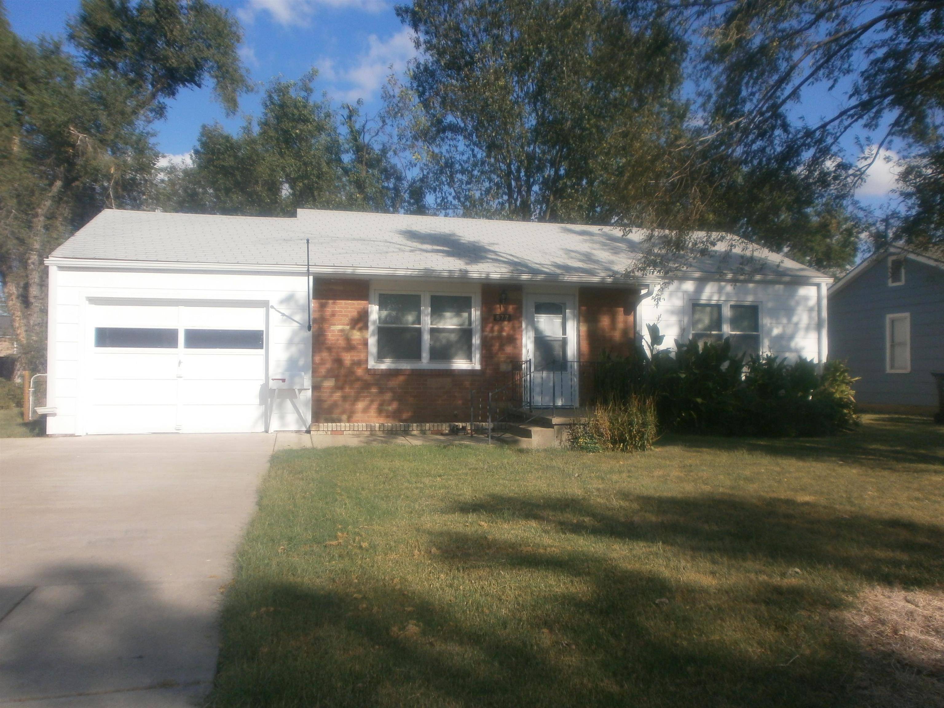 877 Vassar Dr, Salina, KS 67401