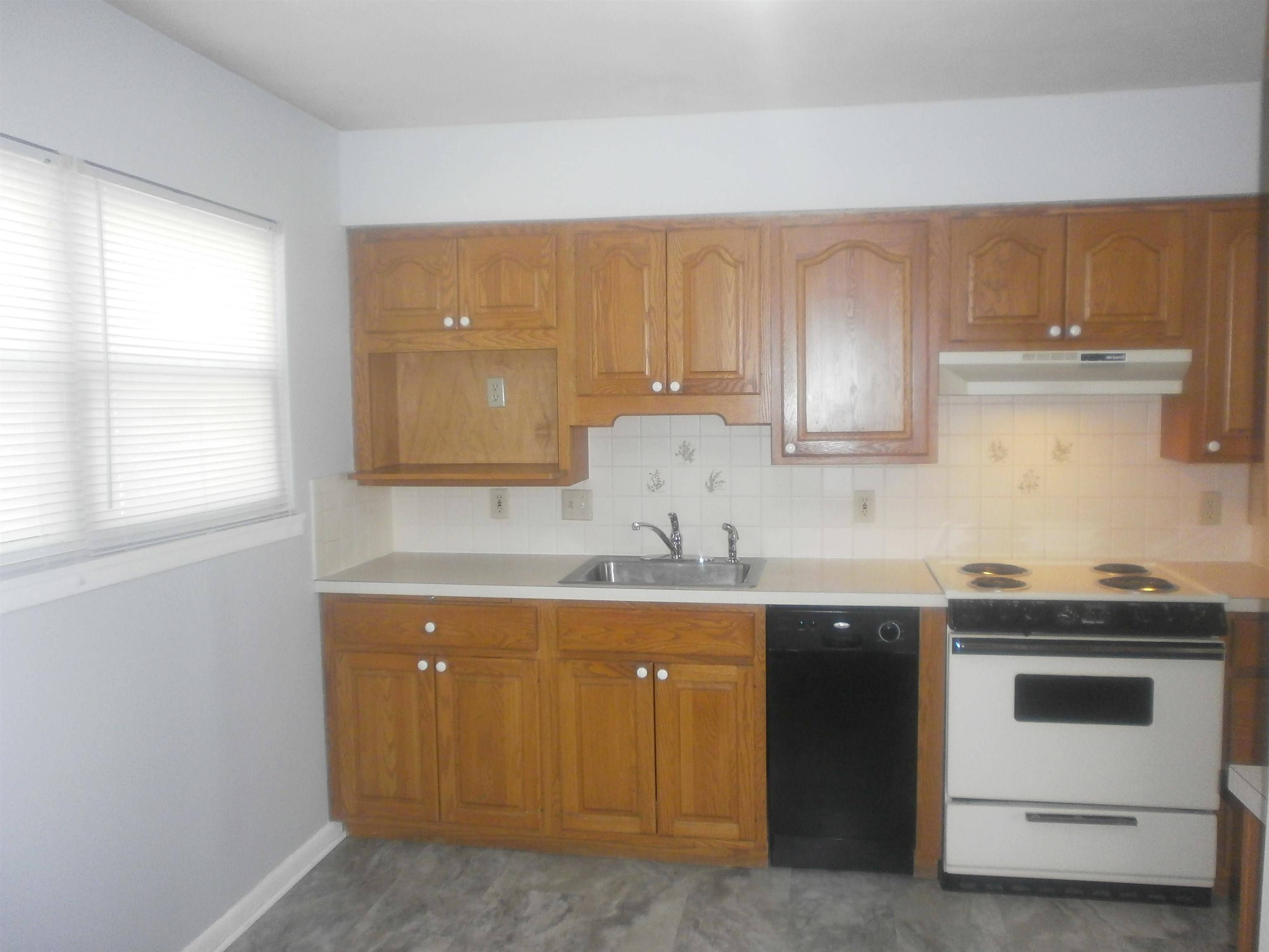 877 Vassar Dr, Salina, KS 67401