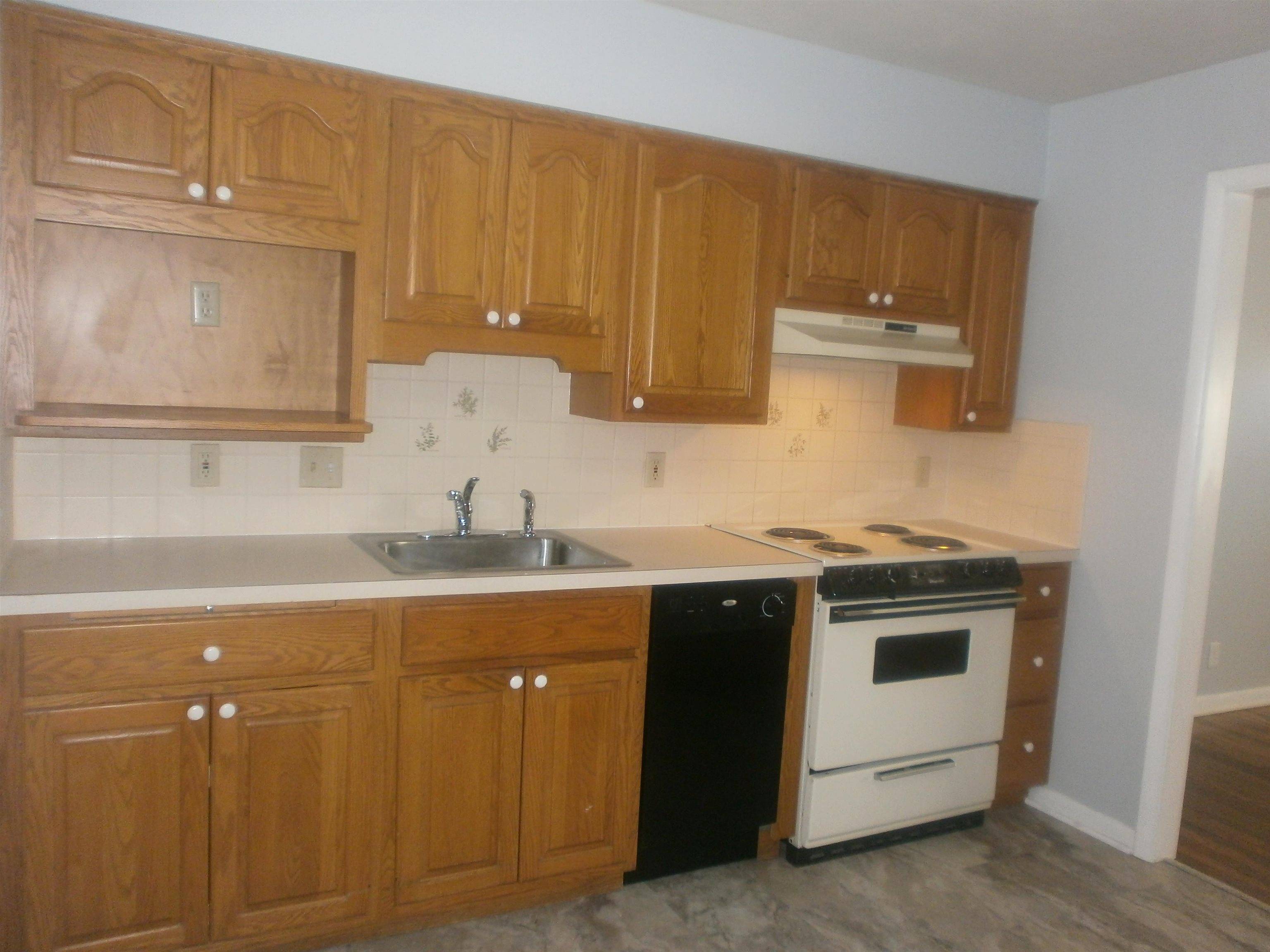 877 Vassar Dr, Salina, KS 67401