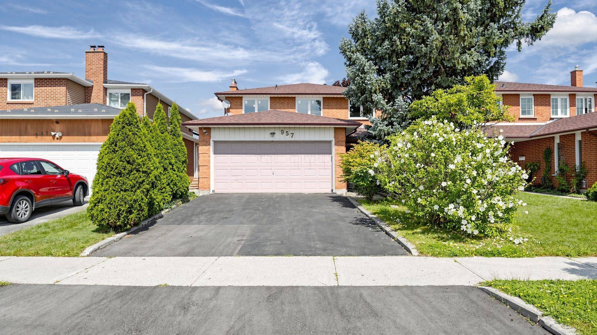957 Queensbridge DR, Mississauga, ON L5C 3M8