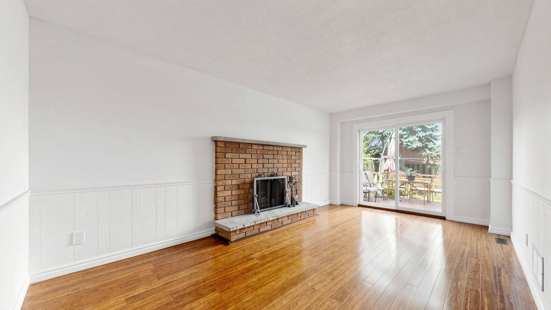 957 Queensbridge DR, Mississauga, ON L5C 3M8