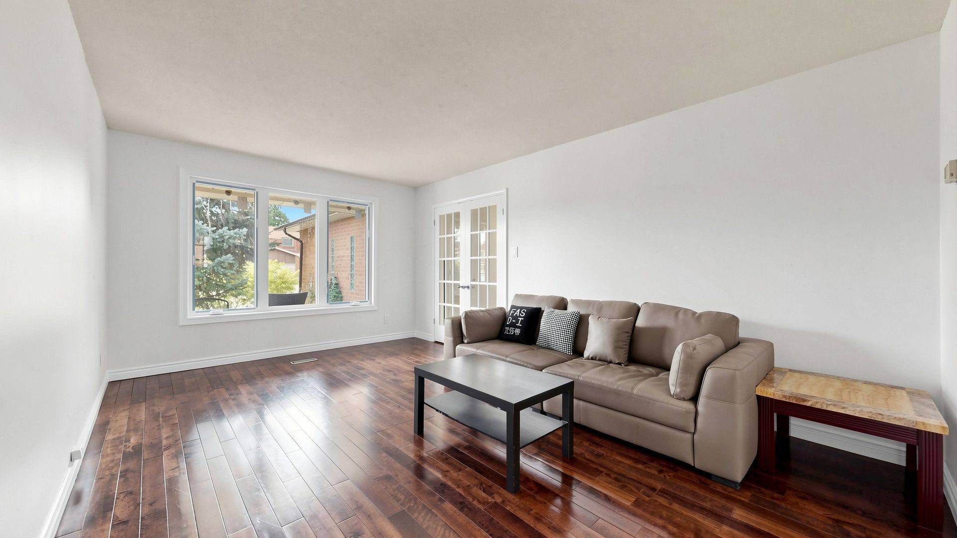 957 Queensbridge DR, Mississauga, ON L5C 3M8