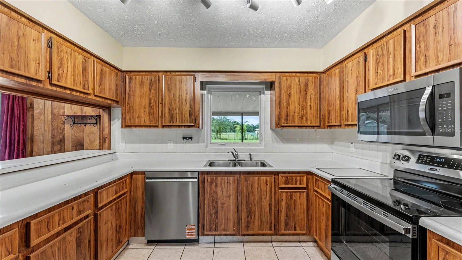2742 DAD WELDON RD, Dover, FL 33527