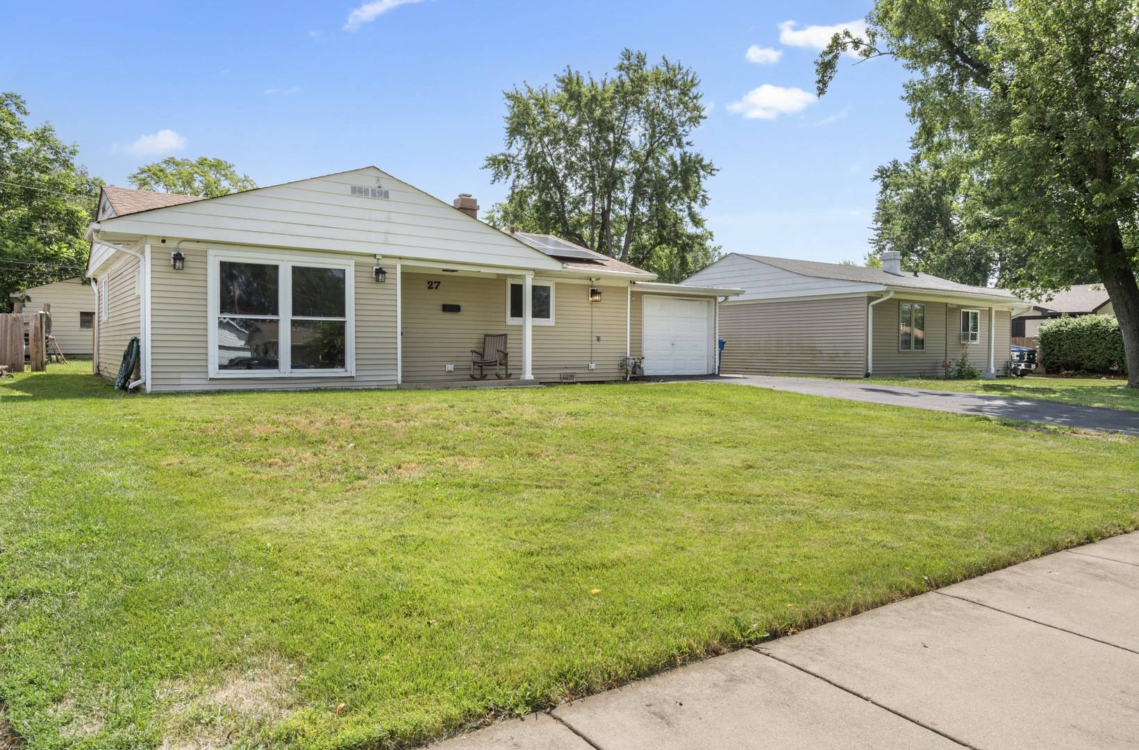 27 Cardinal LN, Carpentersville, IL 60110