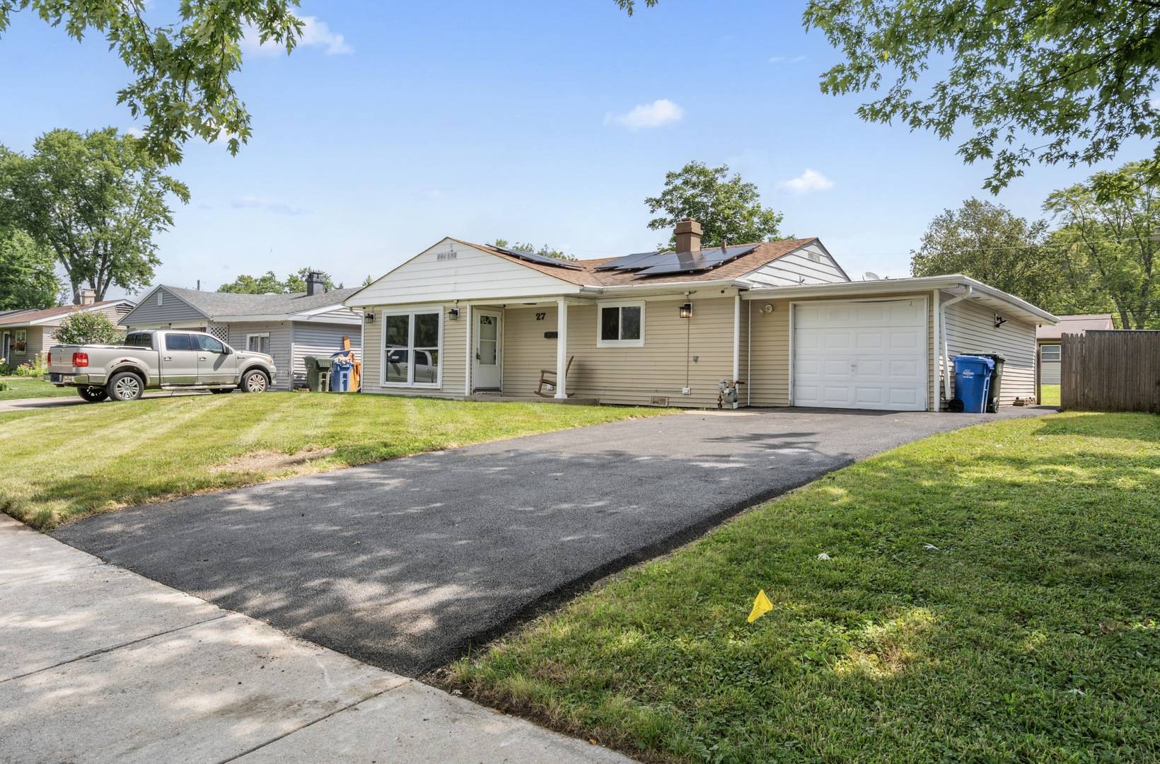 27 Cardinal LN, Carpentersville, IL 60110